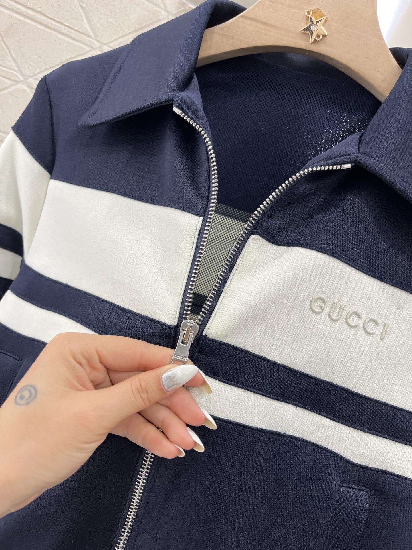 ♥Gucc*♥2025新品上架
  撞色夹克外套长裤套装
定制YB斜纹全棉材质 质感高级 光泽挺括 翻领