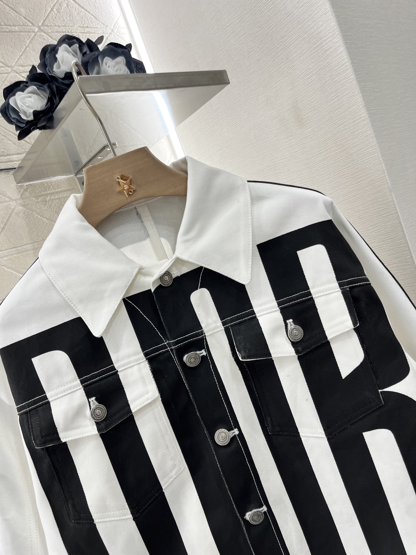 ♥Dio*♥2025新品上架
   字母印花牛仔外套
定制YB斜纹棉牛仔材质 多重水洗 呈现出挺括质感 