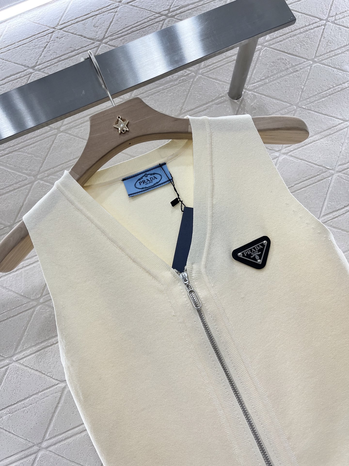 ♥Prad*♥2025新品上架
     拉链针织背心
定制YB羊毛纱线织造 质感高级舒适 拉链背心剪裁