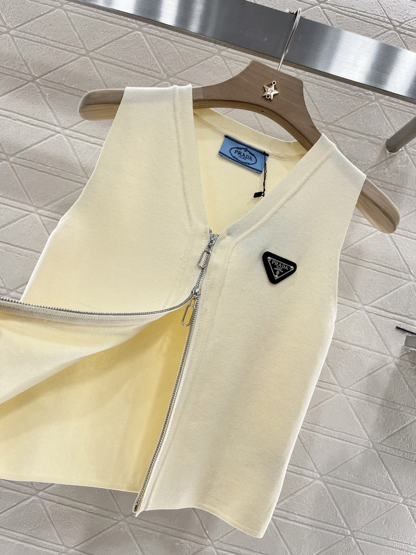 ♥Prad*♥2025新品上架
     拉链针织背心
定制YB羊毛纱线织造 质感高级舒适 拉链背心剪裁