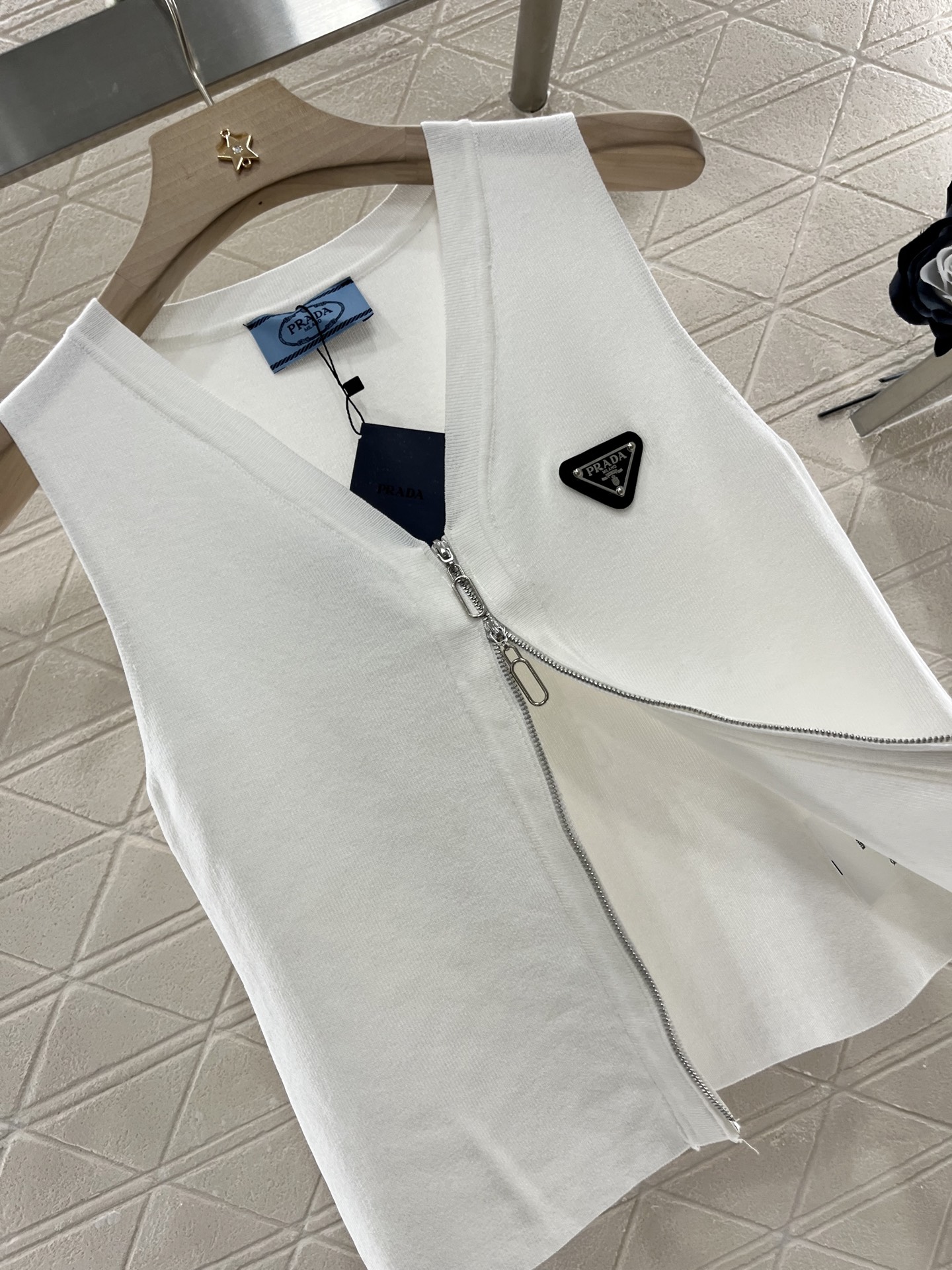 ♥Prad*♥2025新品上架
     拉链针织背心
定制YB羊毛纱线织造 质感高级舒适 拉链背心剪裁