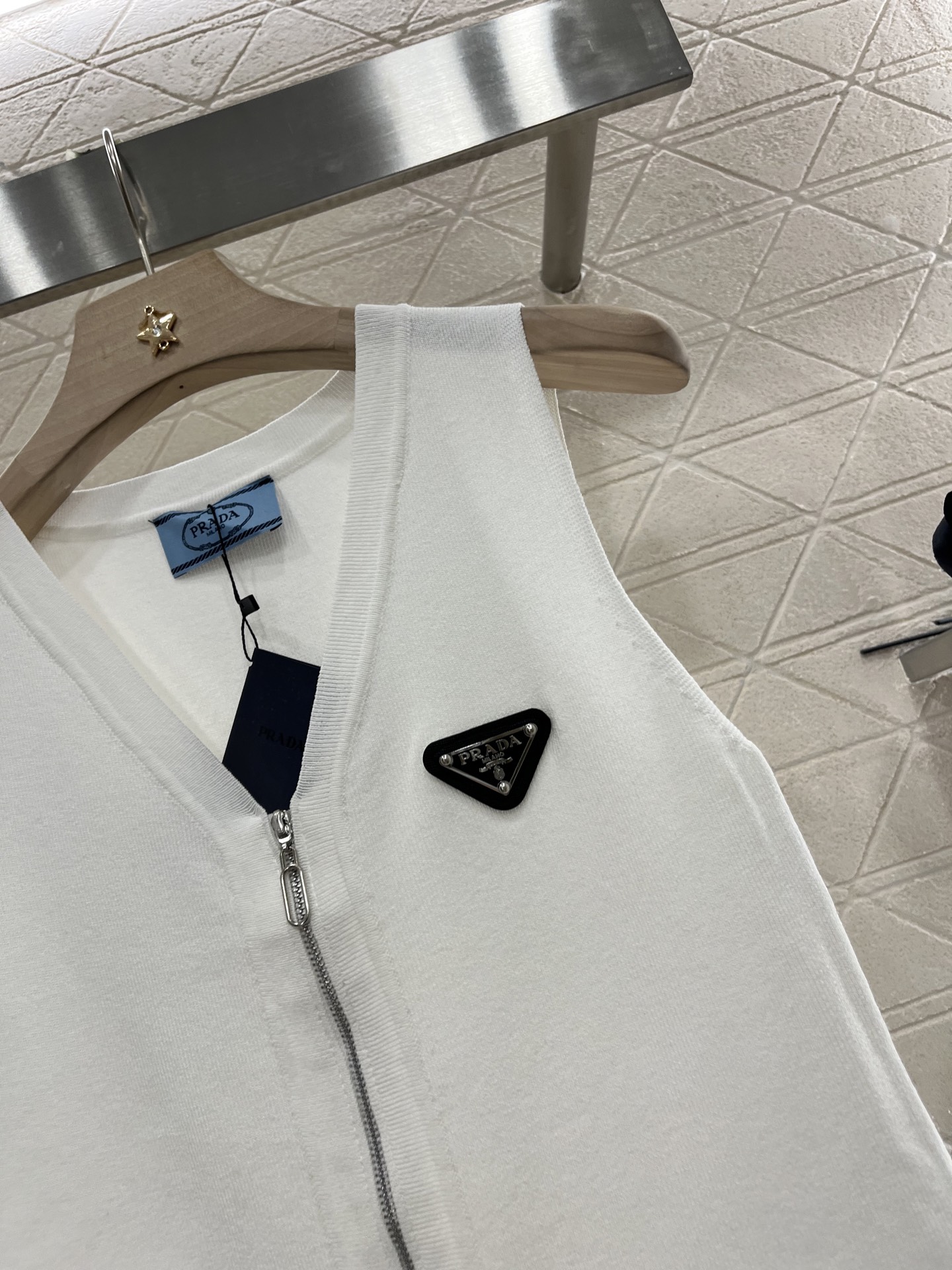 ♥Prad*♥2025新品上架
     拉链针织背心
定制YB羊毛纱线织造 质感高级舒适 拉链背心剪裁