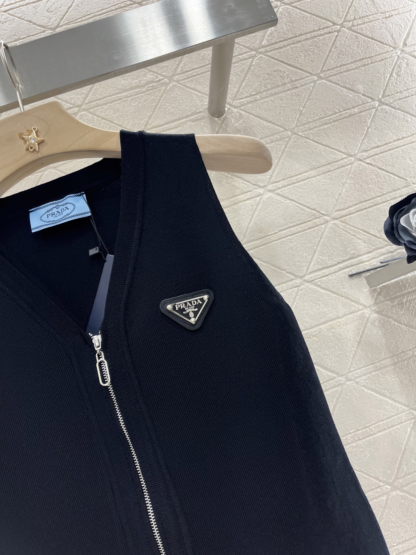 ♥Prad*♥2025新品上架
     拉链针织背心
定制YB羊毛纱线织造 质感高级舒适 拉链背心剪裁