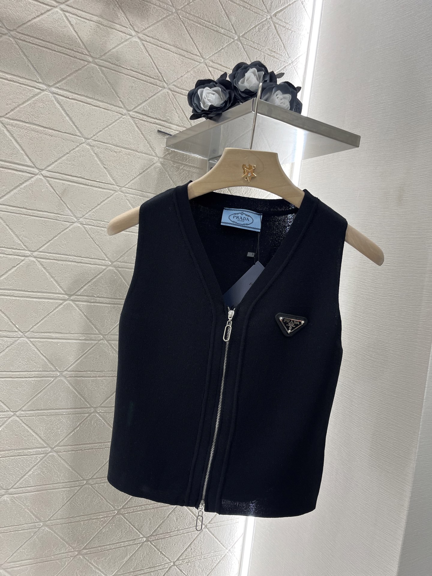 ♥Prad*♥2025新品上架
     拉链针织背心
定制YB羊毛纱线织造 质感高级舒适 拉链背心剪裁