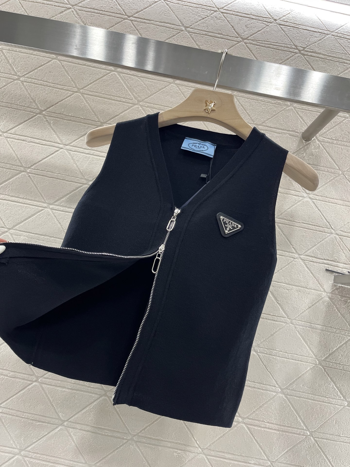♥Prad*♥2025新品上架
     拉链针织背心
定制YB羊毛纱线织造 质感高级舒适 拉链背心剪裁