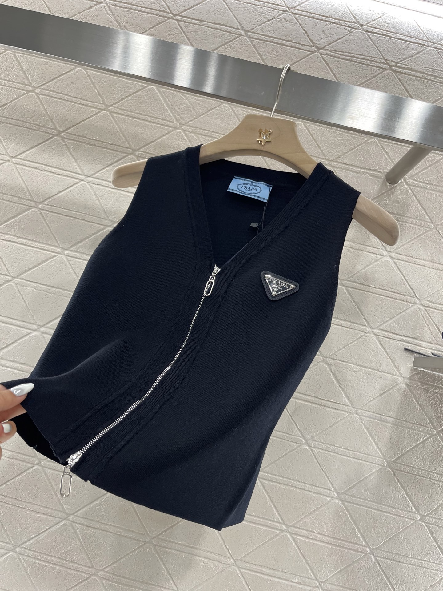 ♥Prad*♥2025新品上架
     拉链针织背心
定制YB羊毛纱线织造 质感高级舒适 拉链背心剪裁