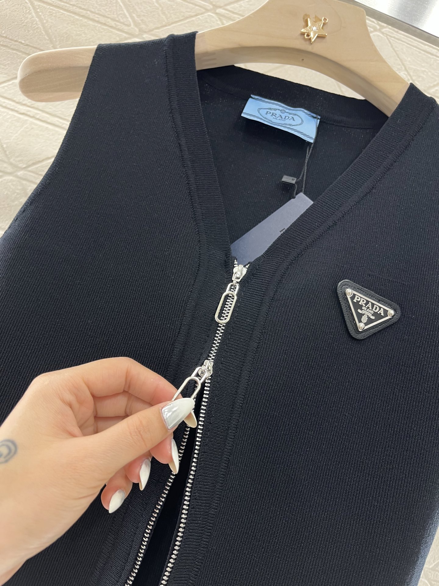 ♥Prad*♥2025新品上架
     拉链针织背心
定制YB羊毛纱线织造 质感高级舒适 拉链背心剪裁