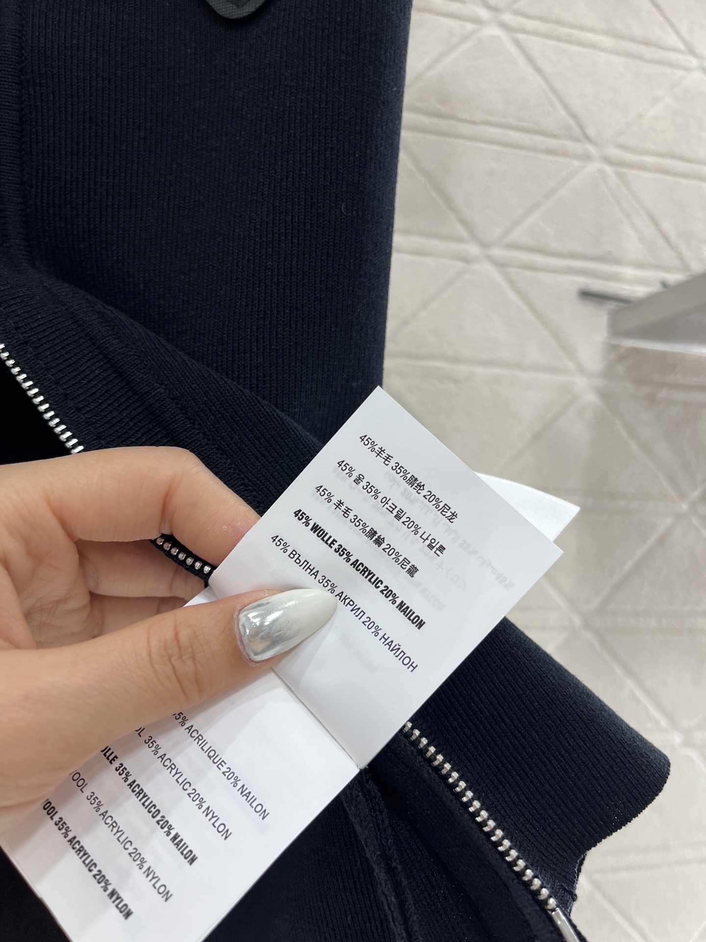 ♥Prad*♥2025新品上架
     拉链针织背心
定制YB羊毛纱线织造 质感高级舒适 拉链背心剪裁