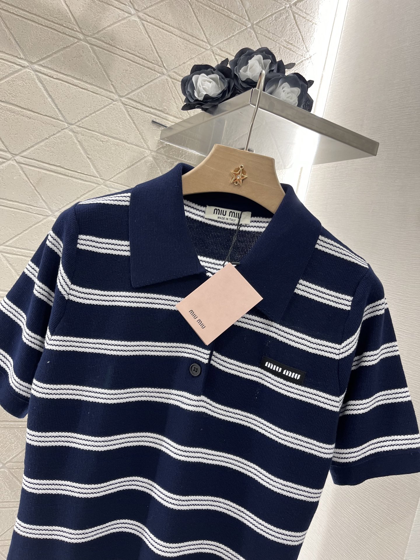 ♥Miumi*♥ 2024新品上架
    条纹针织连衣裙
定制YB羊毛纱线织造 质感高级 舒适细腻 条
