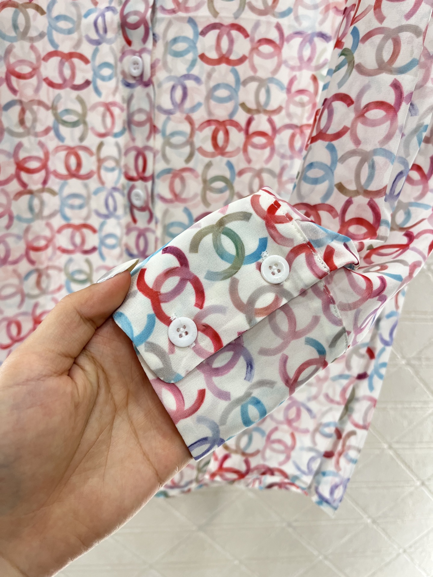 ♥Chane*♥2025新品上架
   活性印花徽标衬衣
定制YB轻薄飘逸雪纺纱材质 质地轻薄 微透洋气