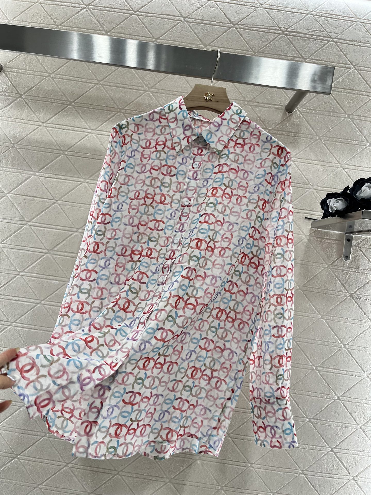 ♥Chane*♥2025新品上架
   活性印花徽标衬衣
定制YB轻薄飘逸雪纺纱材质 质地轻薄 微透洋气