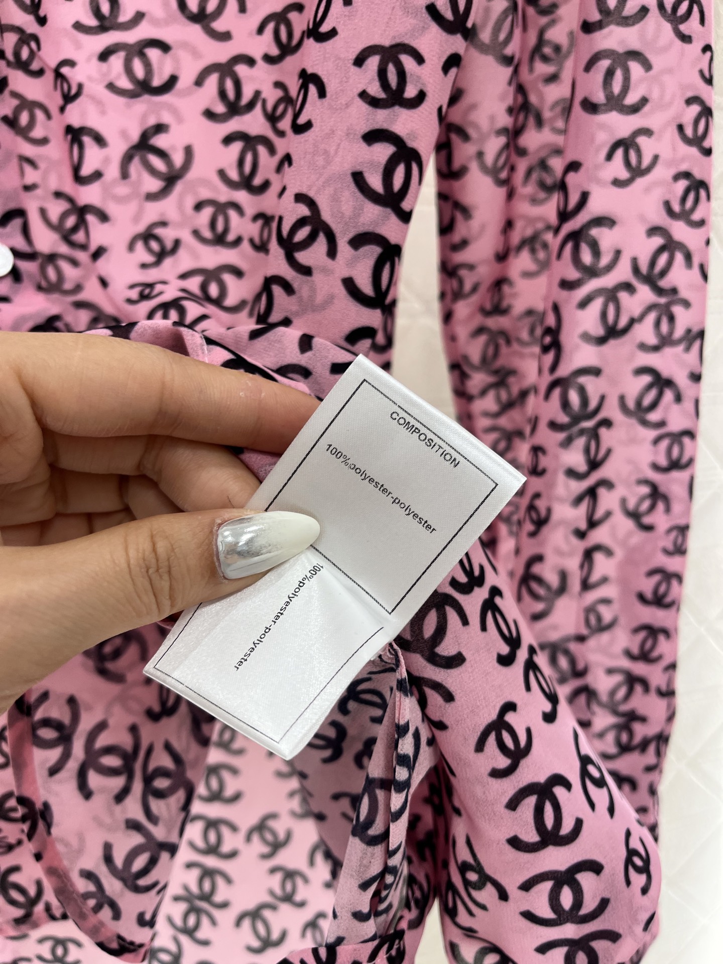 ♥Chane*♥2025新品上架
    活性印花徽标衬衣
定制YB进口轻薄飘逸雪纺纱材质 质地轻薄舒适