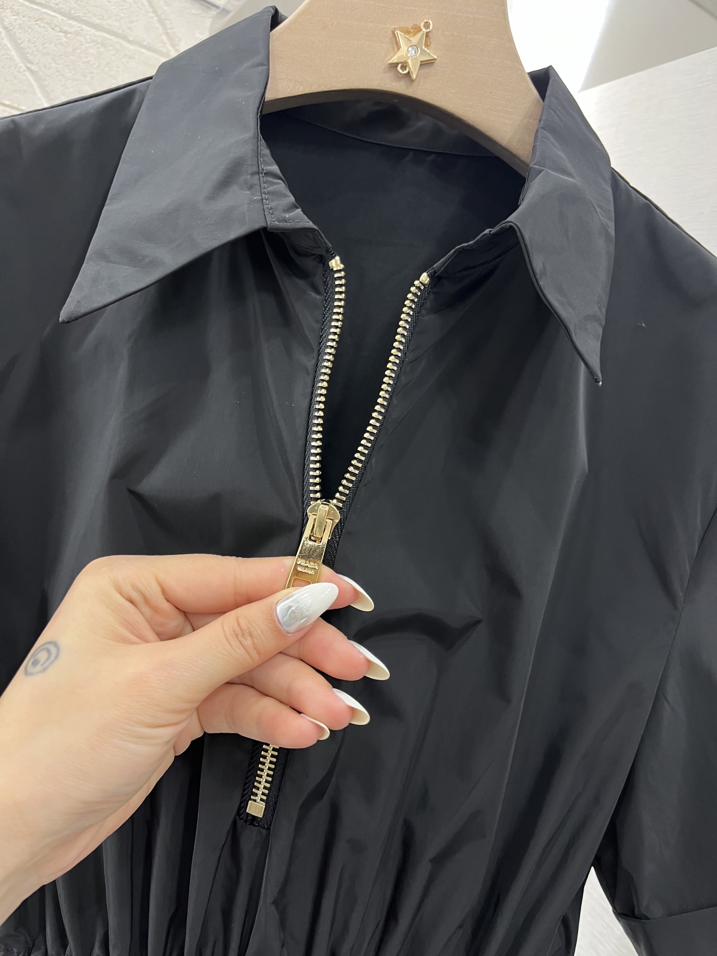 ♥Prad*♥2025新品上架
    抽绳收腰连衣裙
定制YB进口环保再生尼龙材质 质感光泽 挺括有型