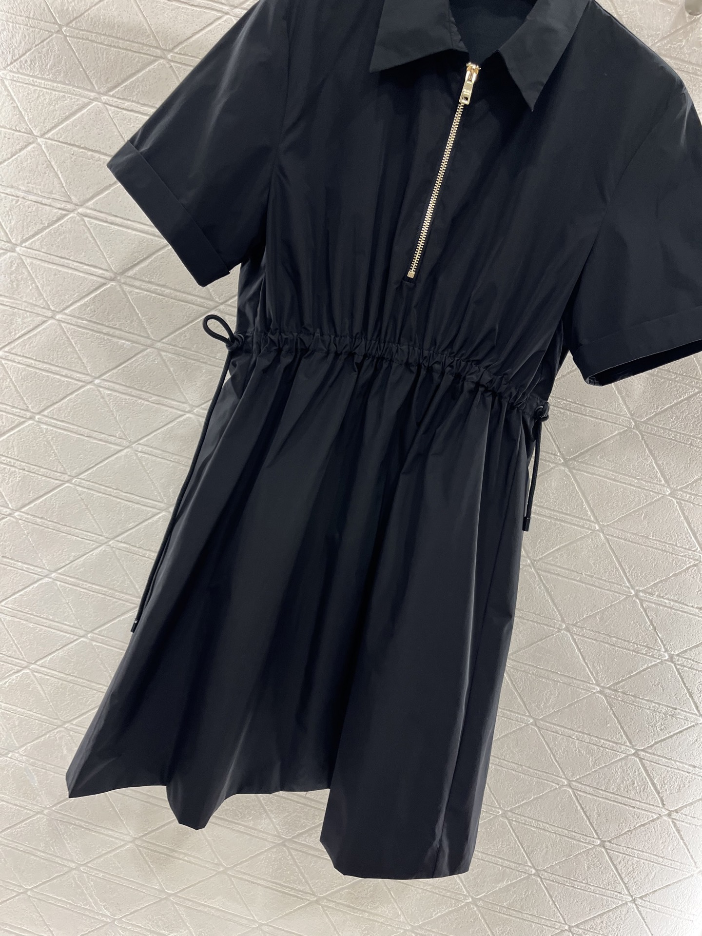 ♥Prad*♥2025新品上架
    抽绳收腰连衣裙
定制YB进口环保再生尼龙材质 质感光泽 挺括有型