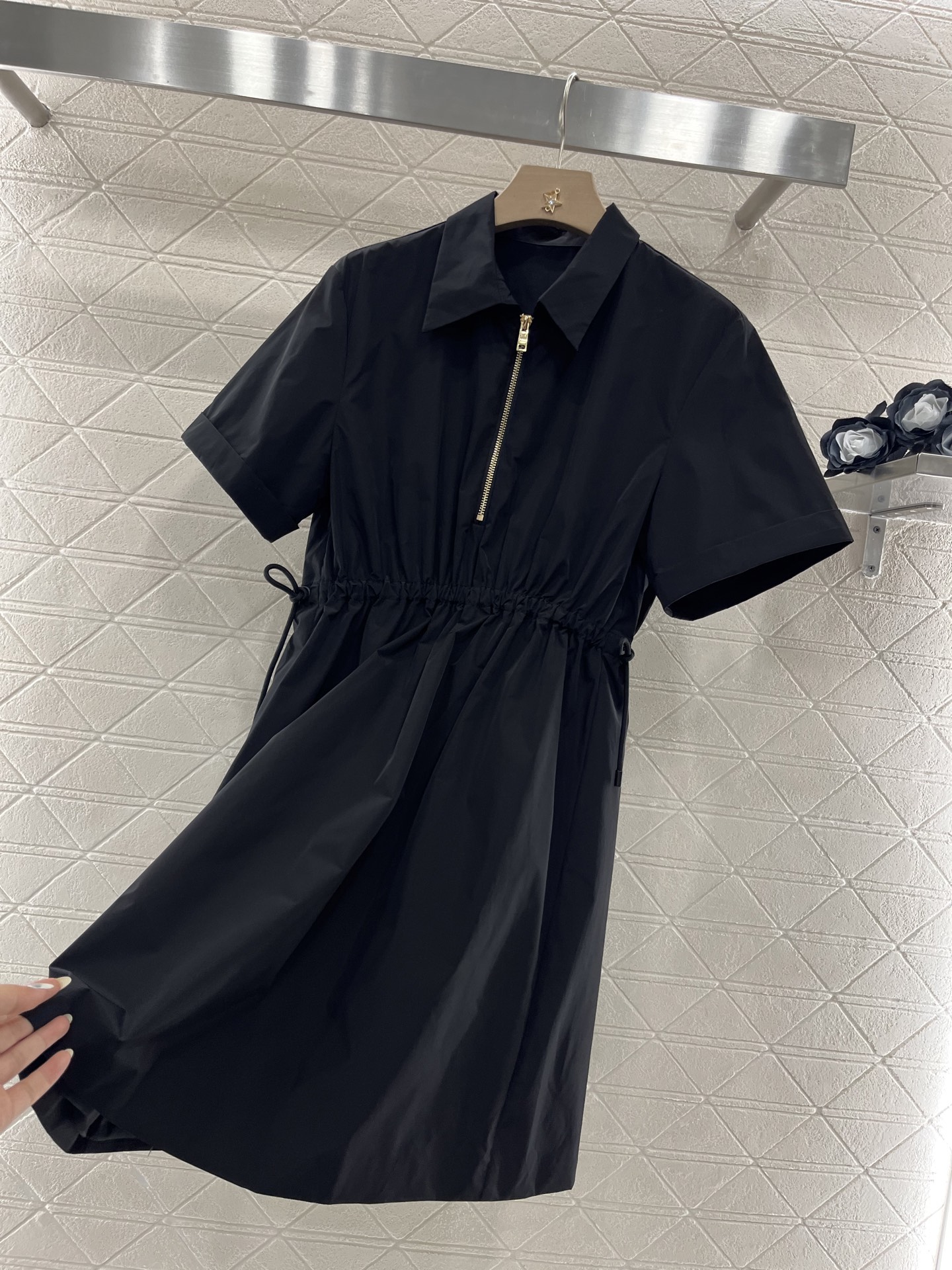 ♥Prad*♥2025新品上架
    抽绳收腰连衣裙
定制YB进口环保再生尼龙材质 质感光泽 挺括有型