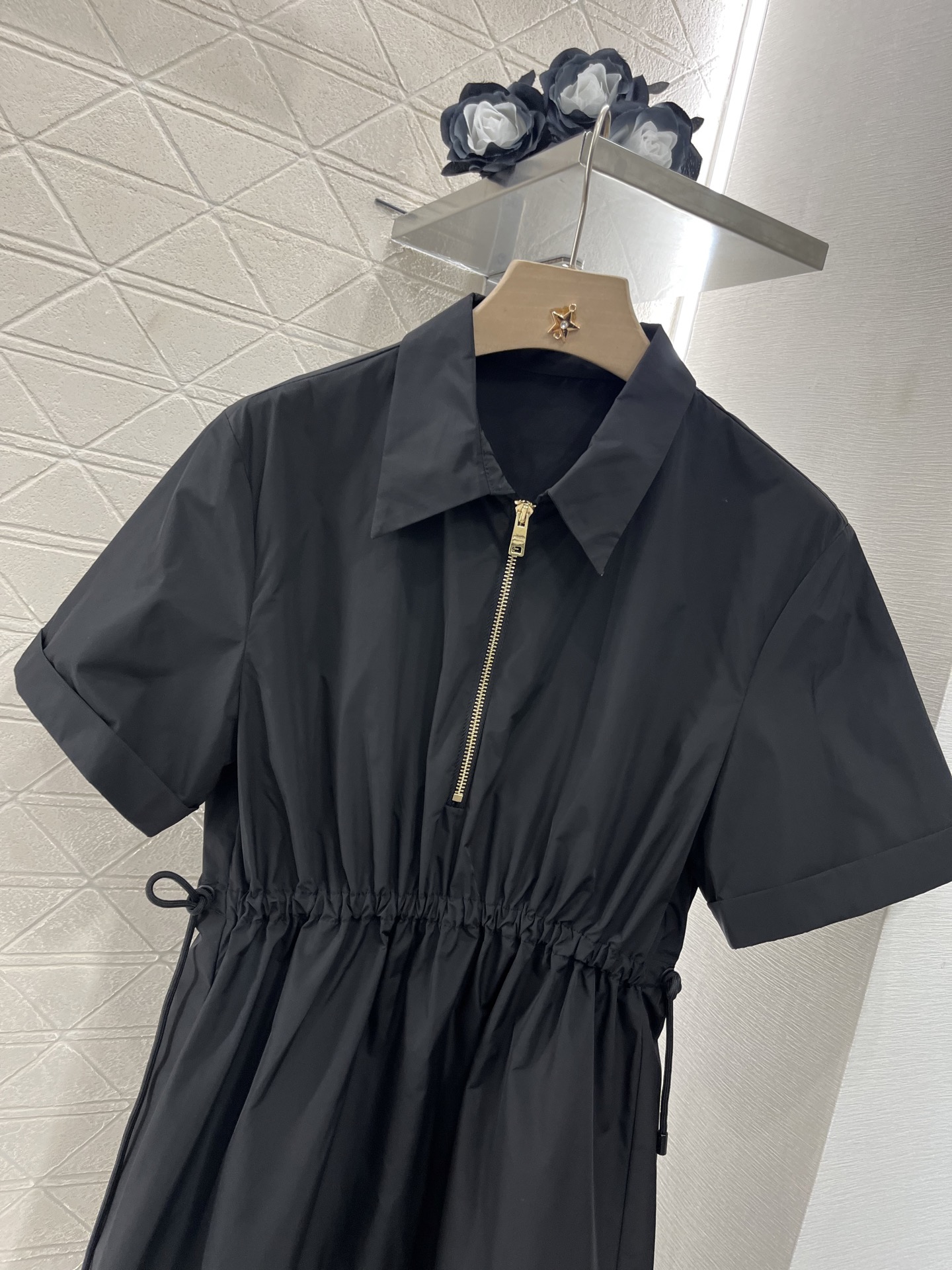 ♥Prad*♥2025新品上架
    抽绳收腰连衣裙
定制YB进口环保再生尼龙材质 质感光泽 挺括有型