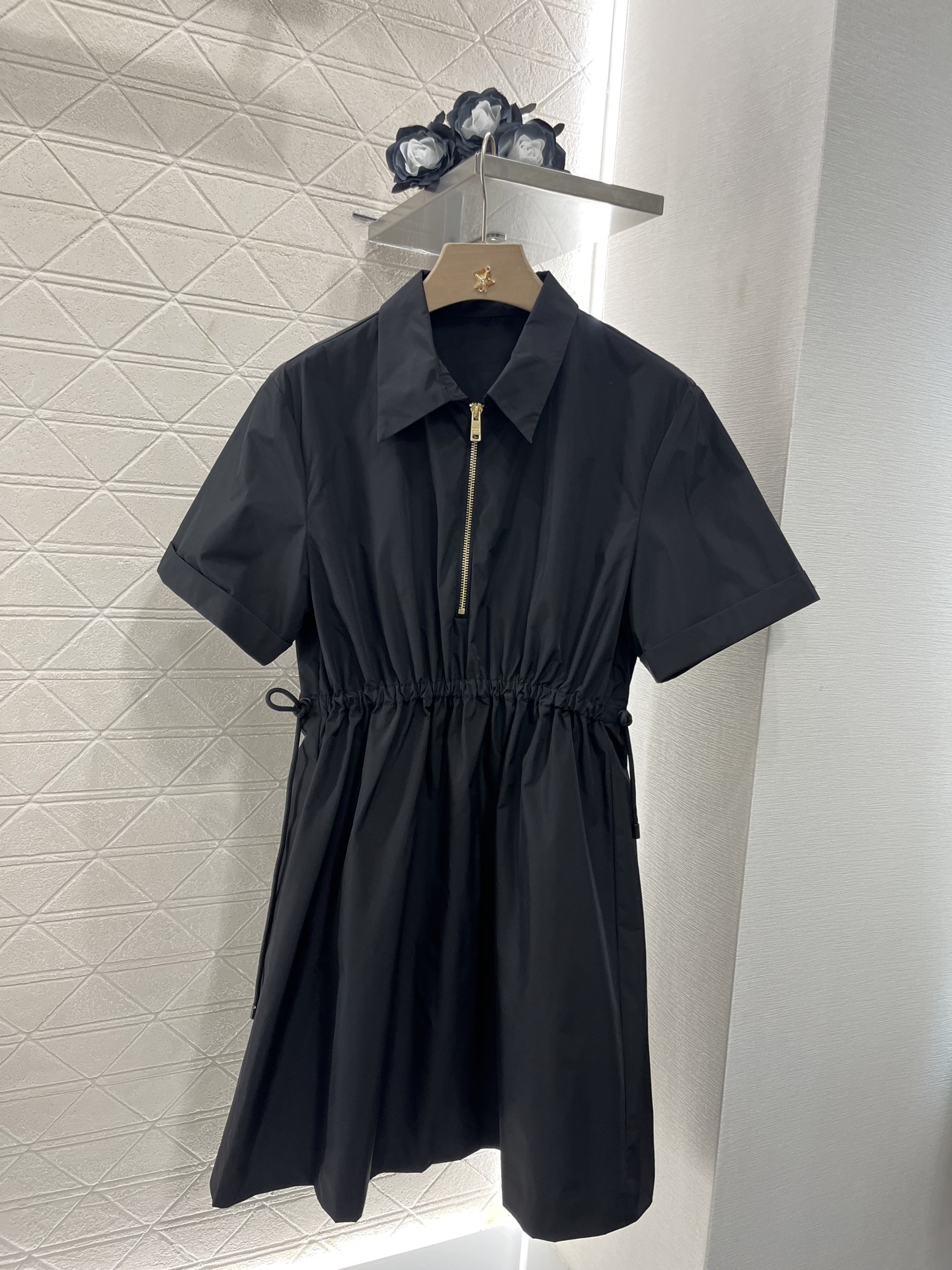 ♥Prad*♥2025新品上架
    抽绳收腰连衣裙
定制YB进口环保再生尼龙材质 质感光泽 挺括有型