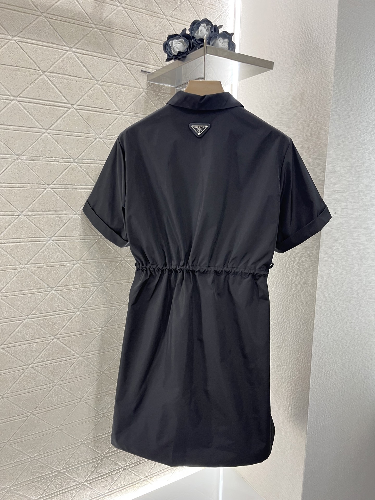 ♥Prad*♥2025新品上架
    抽绳收腰连衣裙
定制YB进口环保再生尼龙材质 质感光泽 挺括有型