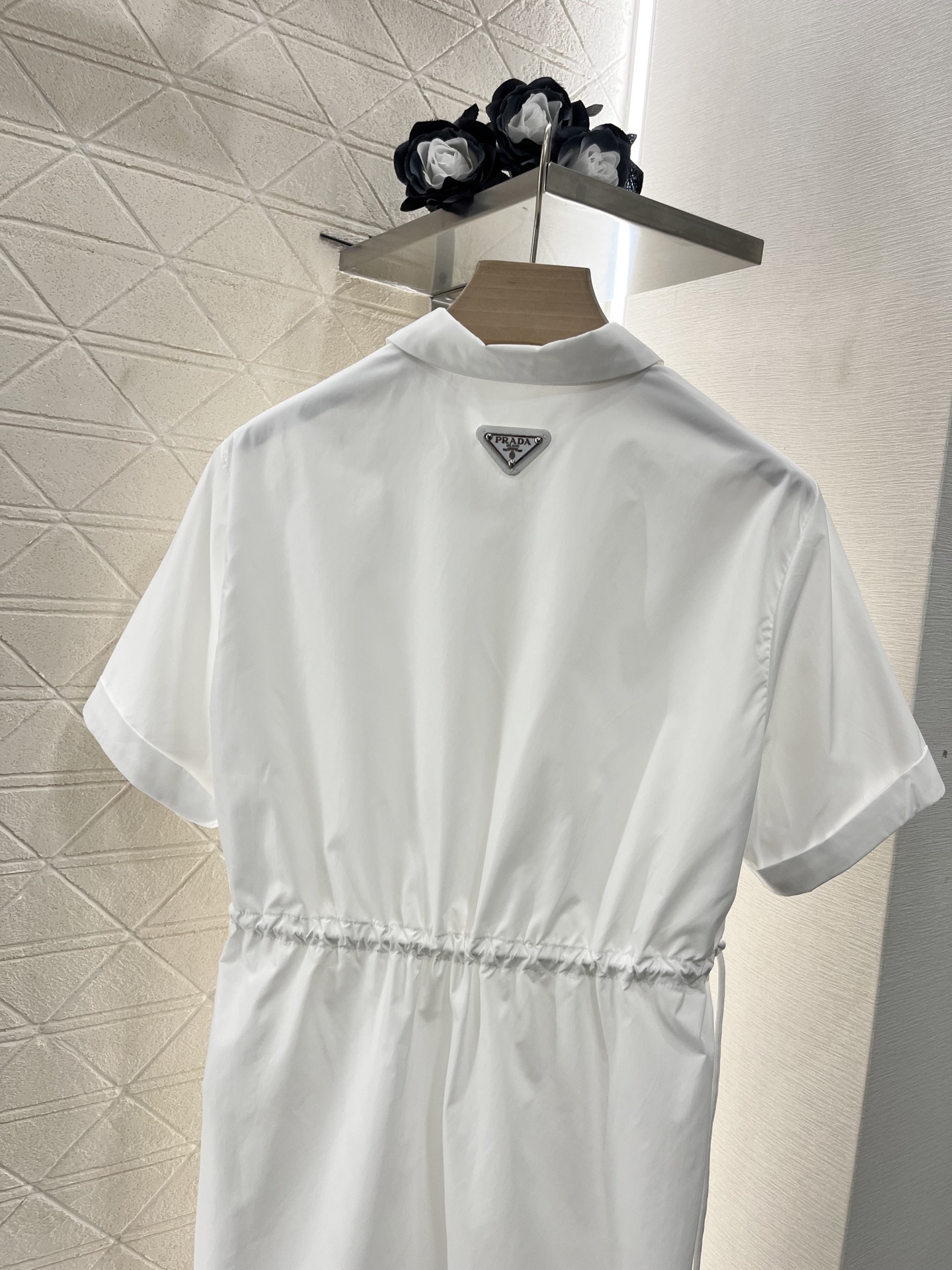 ♥Prad*♥2025新品上架
    抽绳收腰连衣裙
定制YB进口环保再生尼龙材质 质感光泽 挺括有型