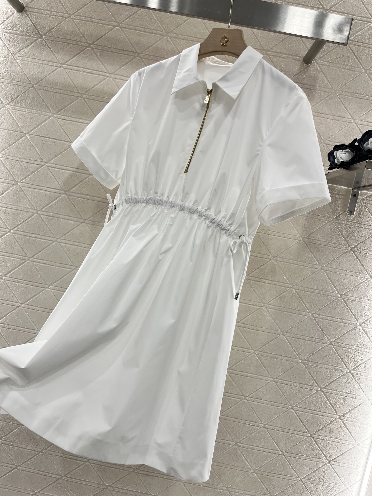 ♥Prad*♥2025新品上架
    抽绳收腰连衣裙
定制YB进口环保再生尼龙材质 质感光泽 挺括有型