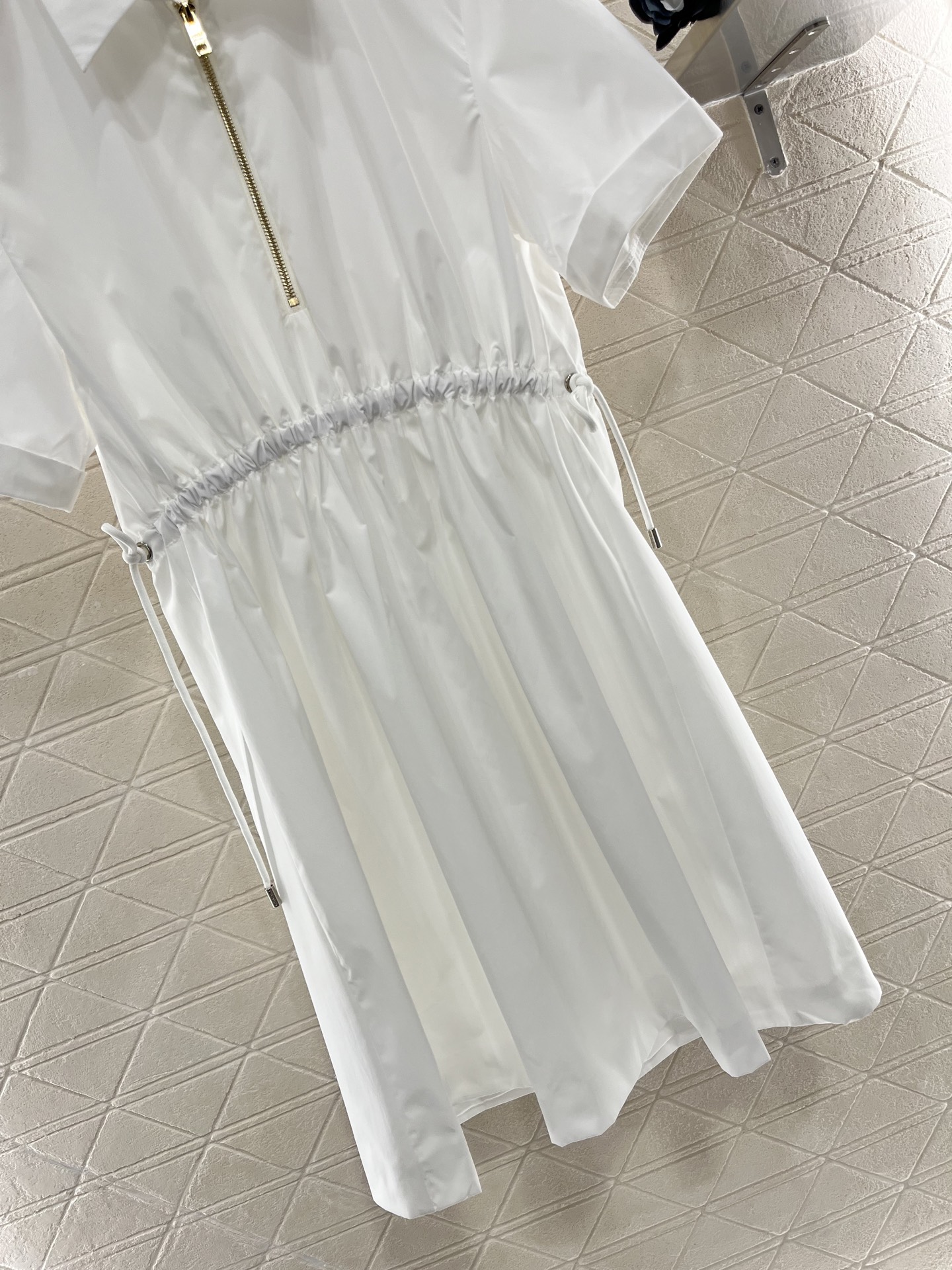 ♥Prad*♥2025新品上架
    抽绳收腰连衣裙
定制YB进口环保再生尼龙材质 质感光泽 挺括有型