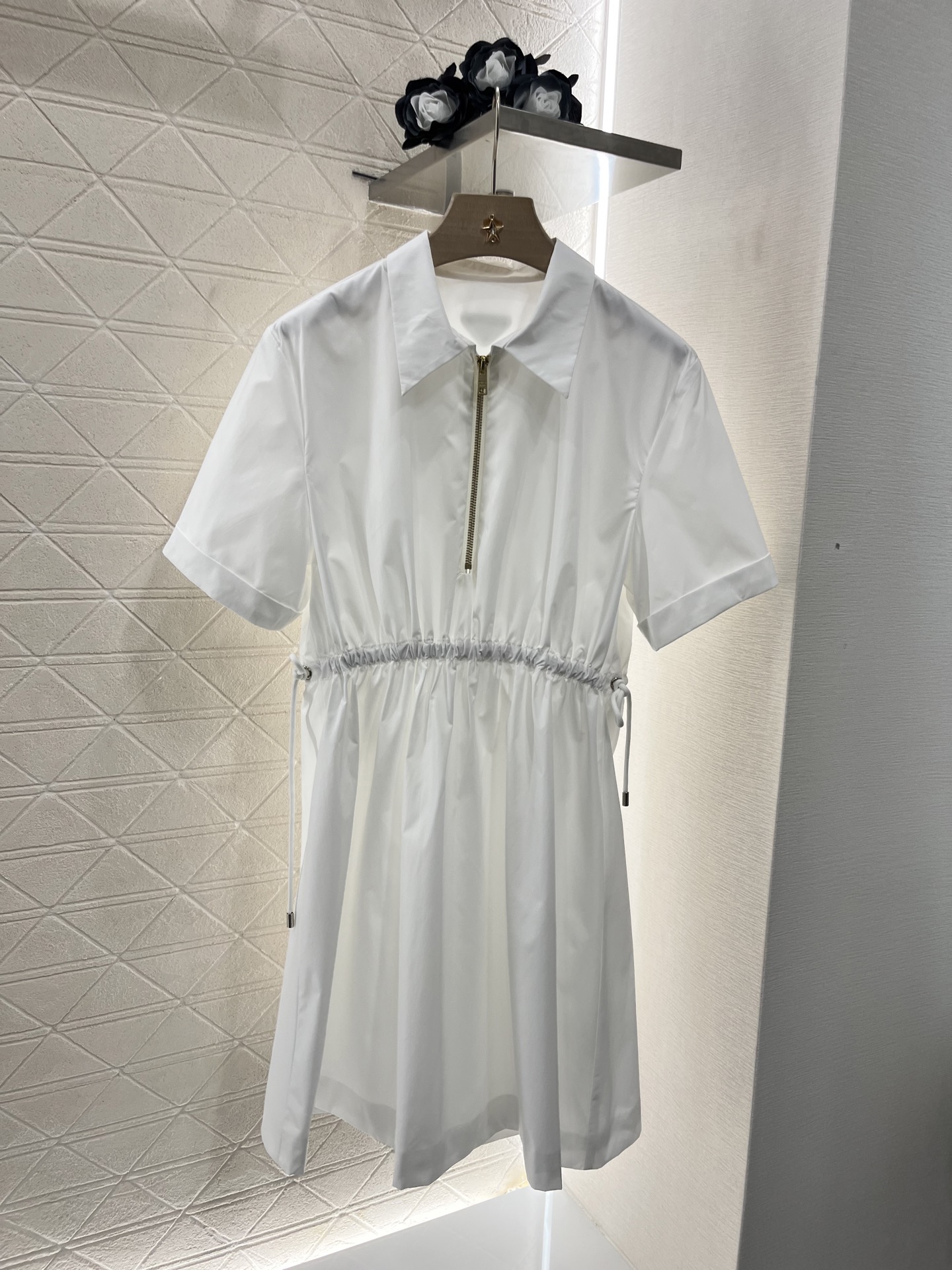 ♥Prad*♥2025新品上架
    抽绳收腰连衣裙
定制YB进口环保再生尼龙材质 质感光泽 挺括有型