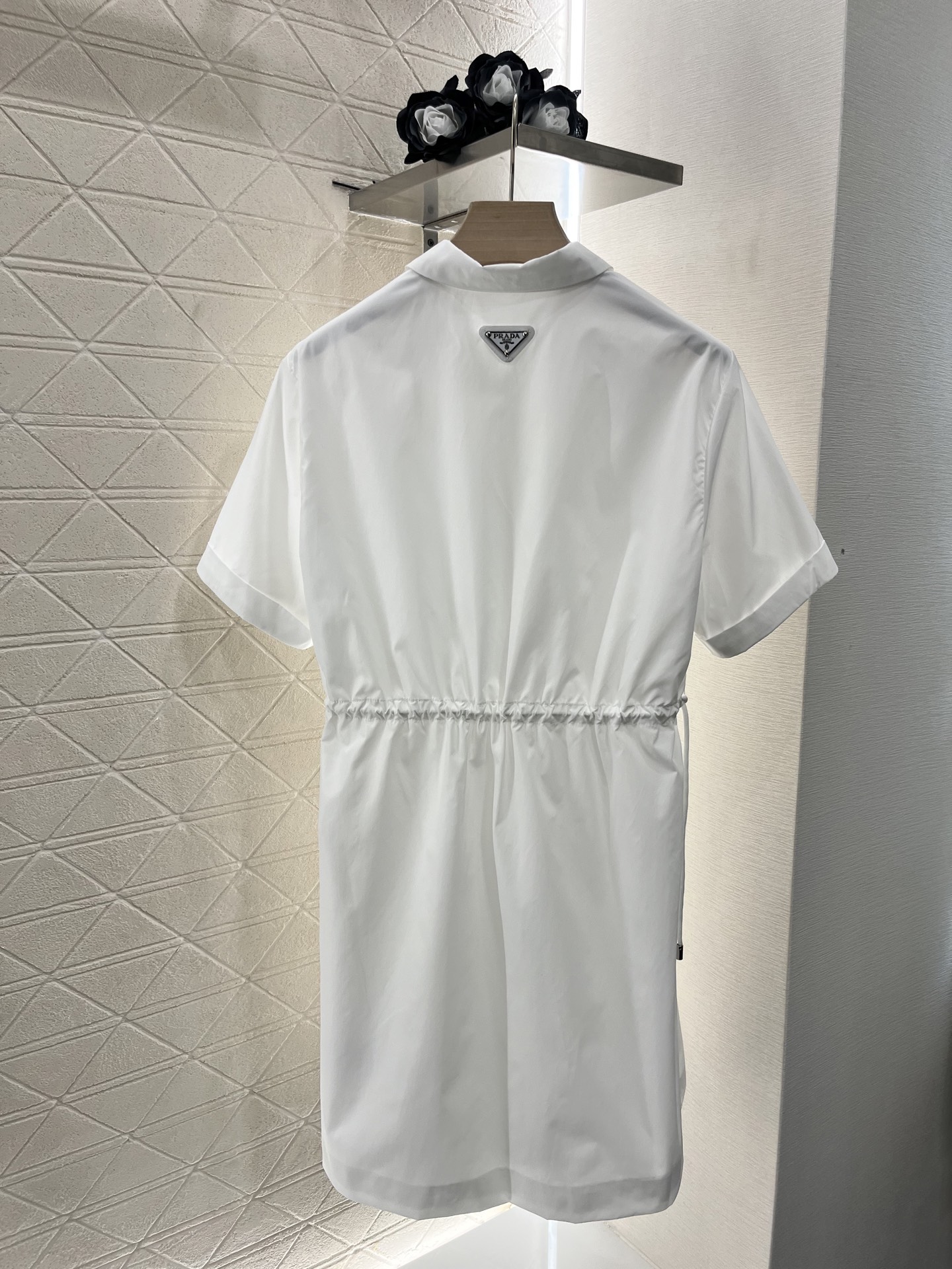 ♥Prad*♥2025新品上架
    抽绳收腰连衣裙
定制YB进口环保再生尼龙材质 质感光泽 挺括有型