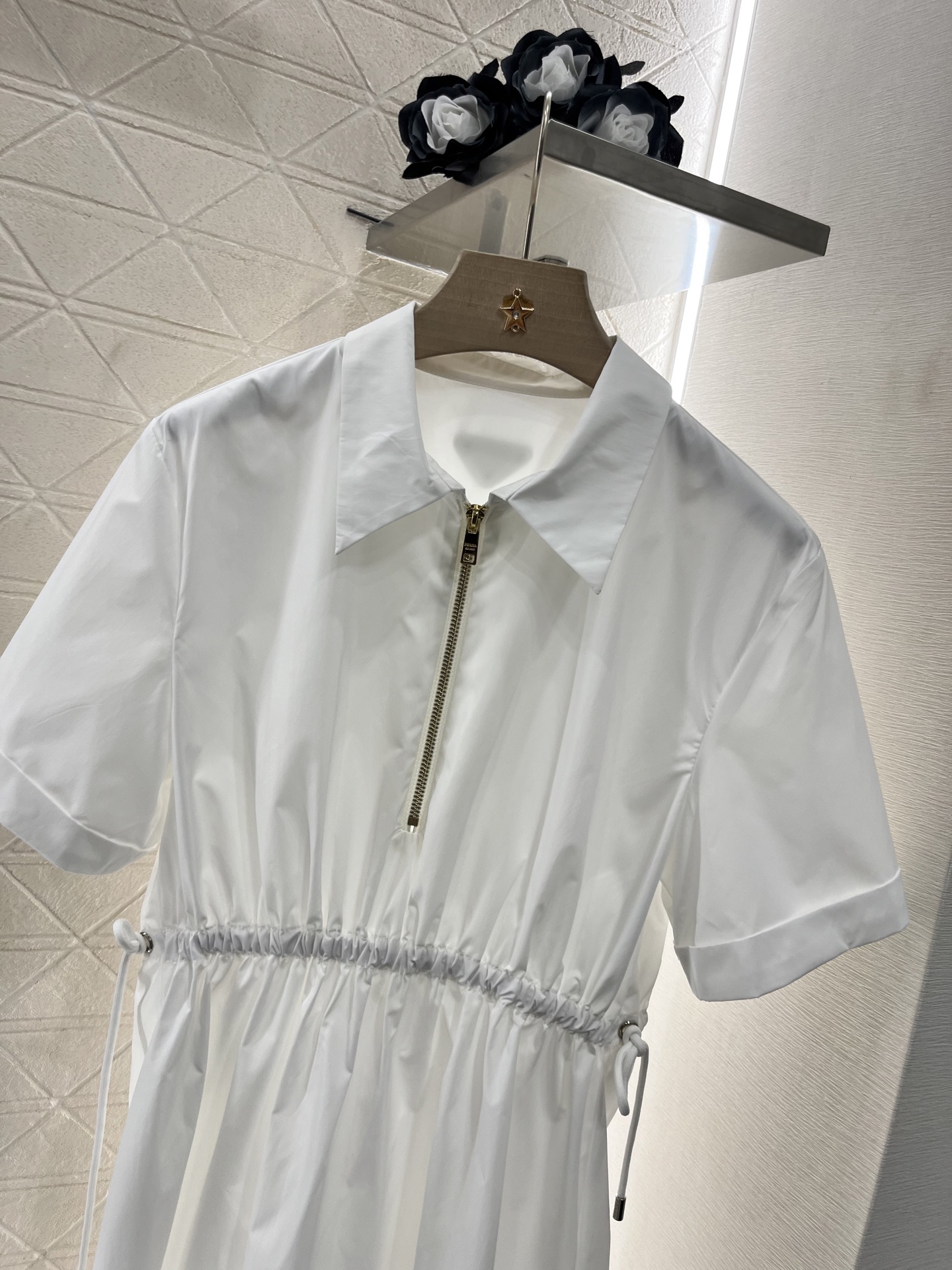 ♥Prad*♥2025新品上架
    抽绳收腰连衣裙
定制YB进口环保再生尼龙材质 质感光泽 挺括有型