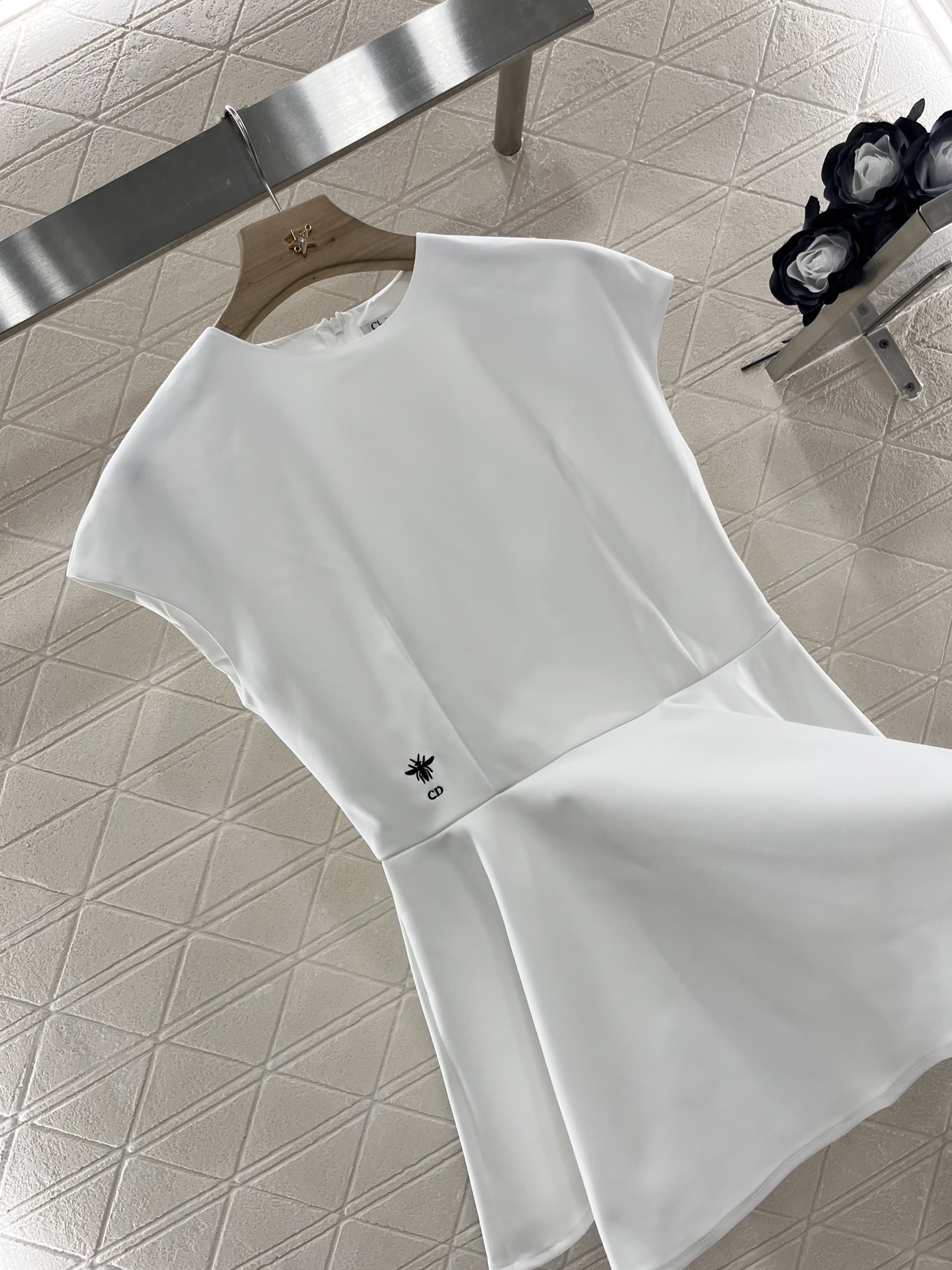 ♥Dio*♥2025新品上架
  荷叶边收腰短袖上衣
定制YB进口绵绸材质 质感光泽 带有一定的挺括度 
