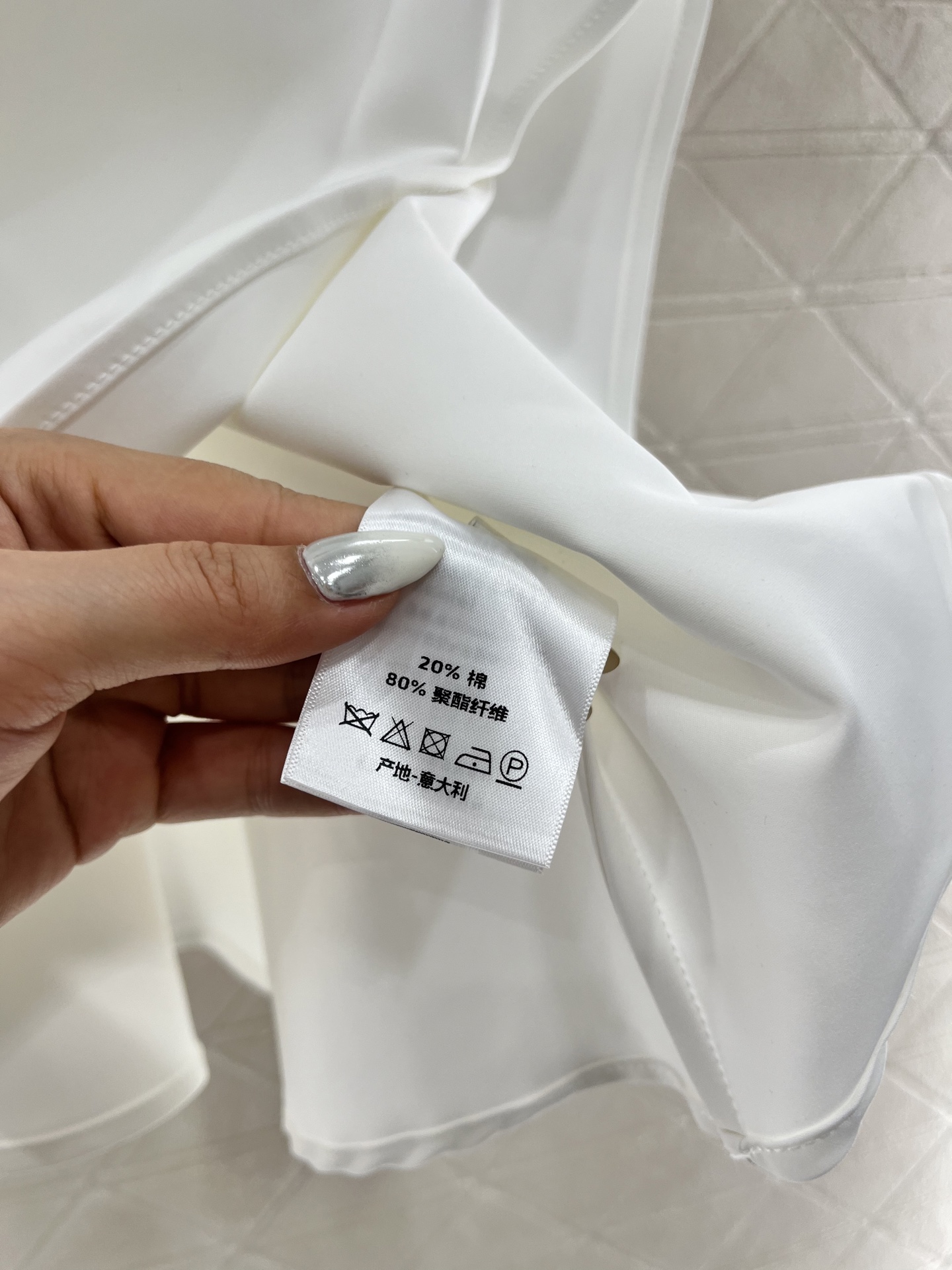 ♥Dio*♥2025新品上架
  荷叶边收腰短袖上衣
定制YB进口绵绸材质 质感光泽 带有一定的挺括度 