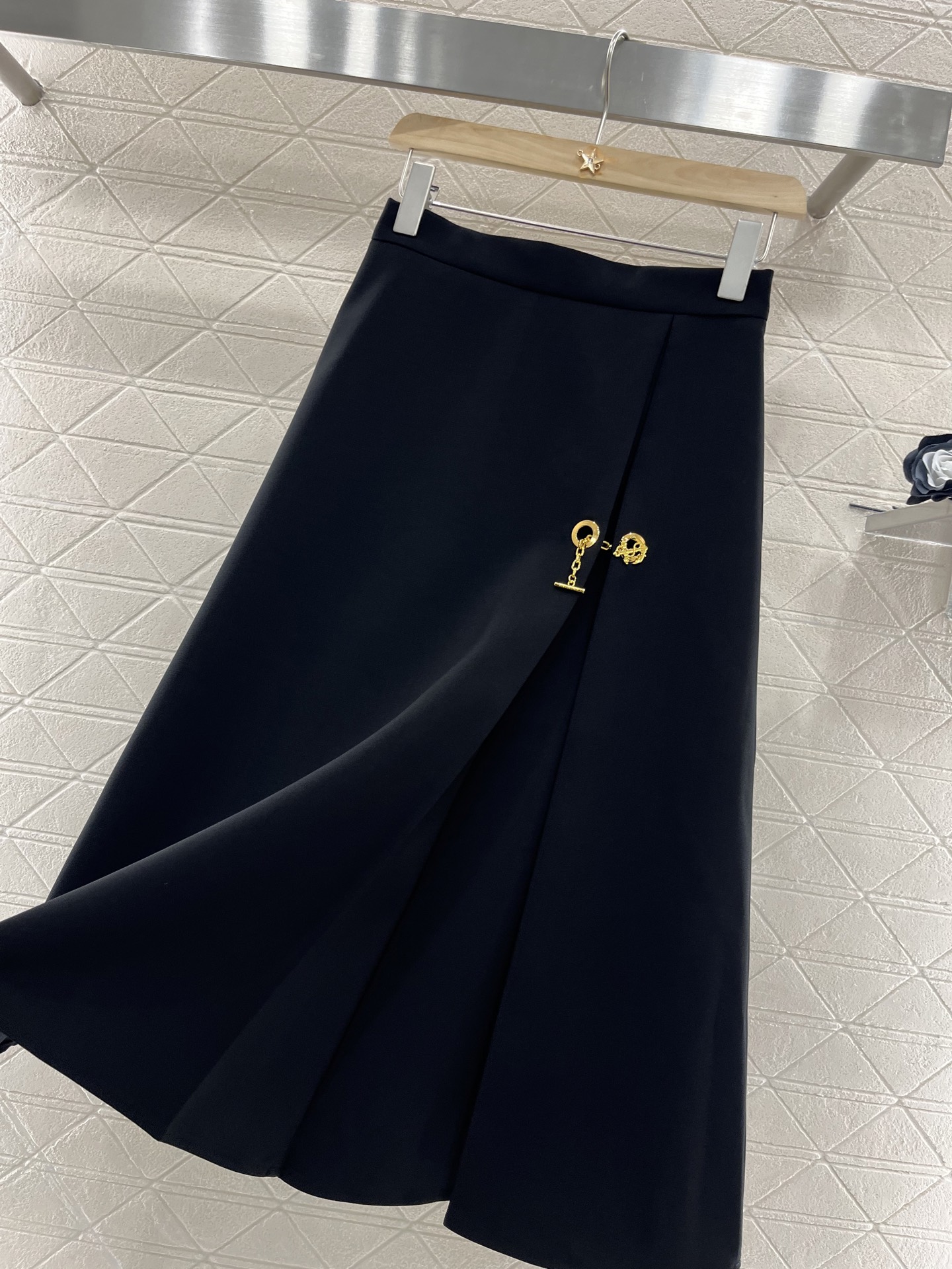 ♥Louis Vuitto*♥2025新品上架
     孔链压褶半裙
定制YB进口醋酸材质 质感光泽 