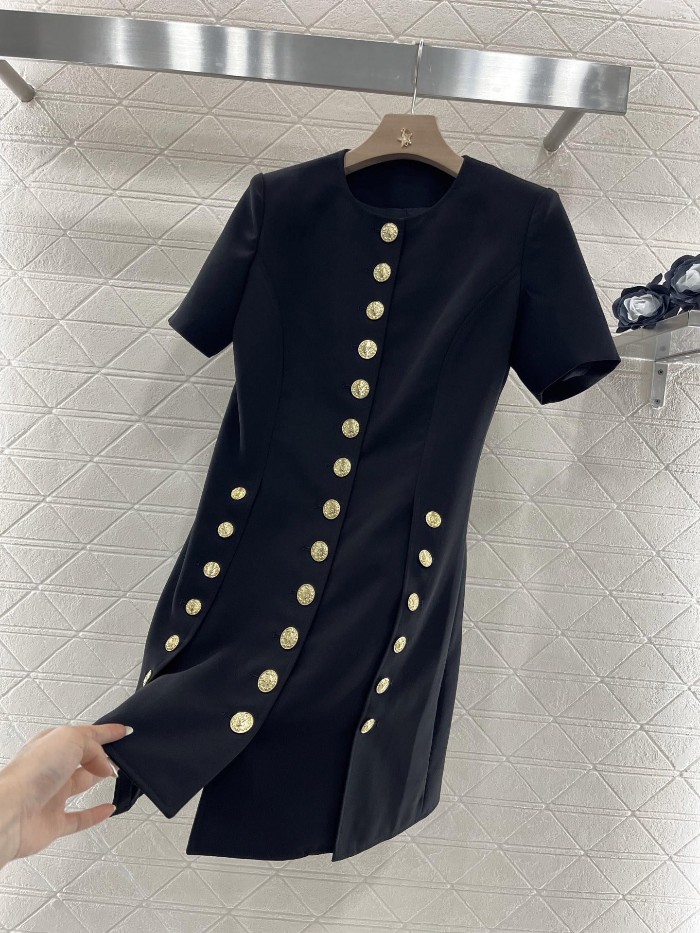 ♥Louis Vuitto*♥2025新品上架
    金扣短袖连衣裙
定制YB进口醋酸材质 质感光泽 