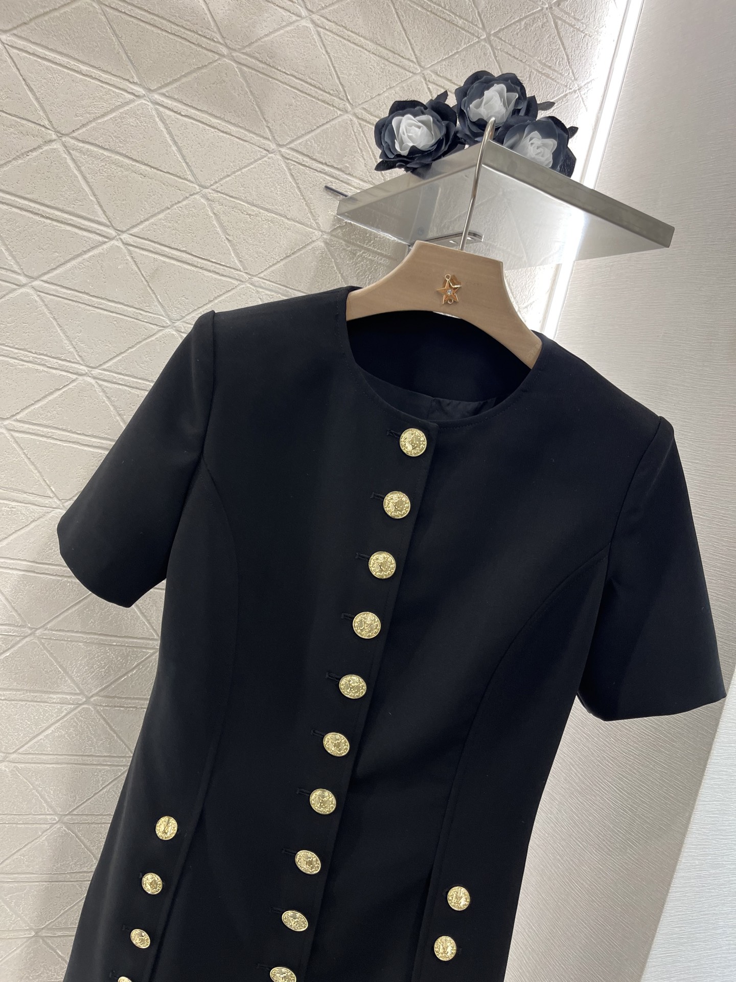 ♥Louis Vuitto*♥2025新品上架
    金扣短袖连衣裙
定制YB进口醋酸材质 质感光泽 