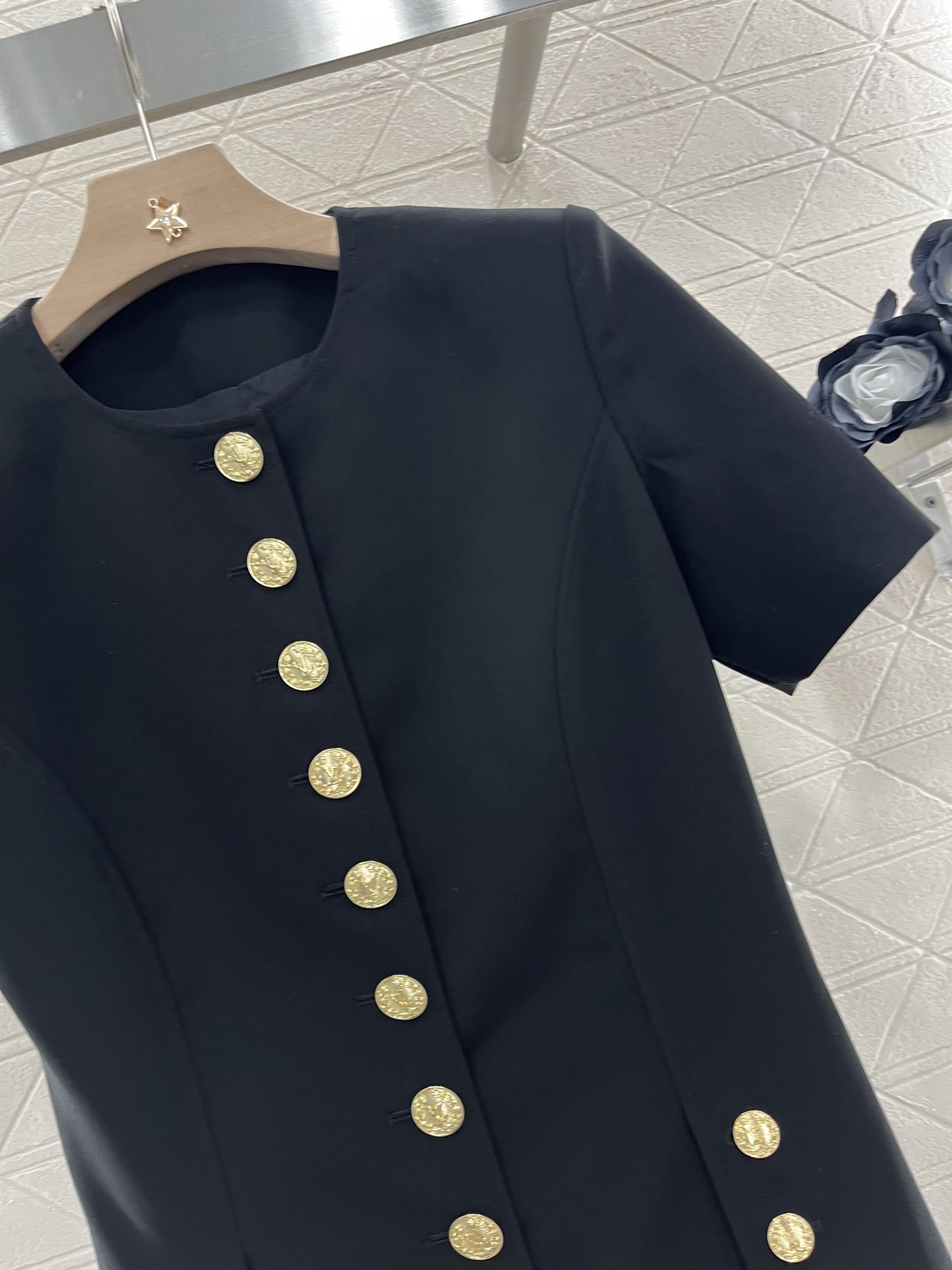 ♥Louis Vuitto*♥2025新品上架
    金扣短袖连衣裙
定制YB进口醋酸材质 质感光泽 