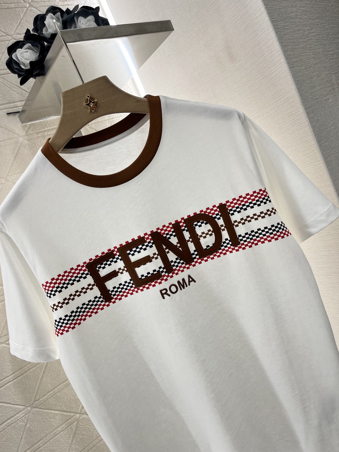 ♥Fend*♥2025新品上架
       皮革印花𝑇𝑒𝑒
定制YB原生全棉材质 透气舒适 质感十足 