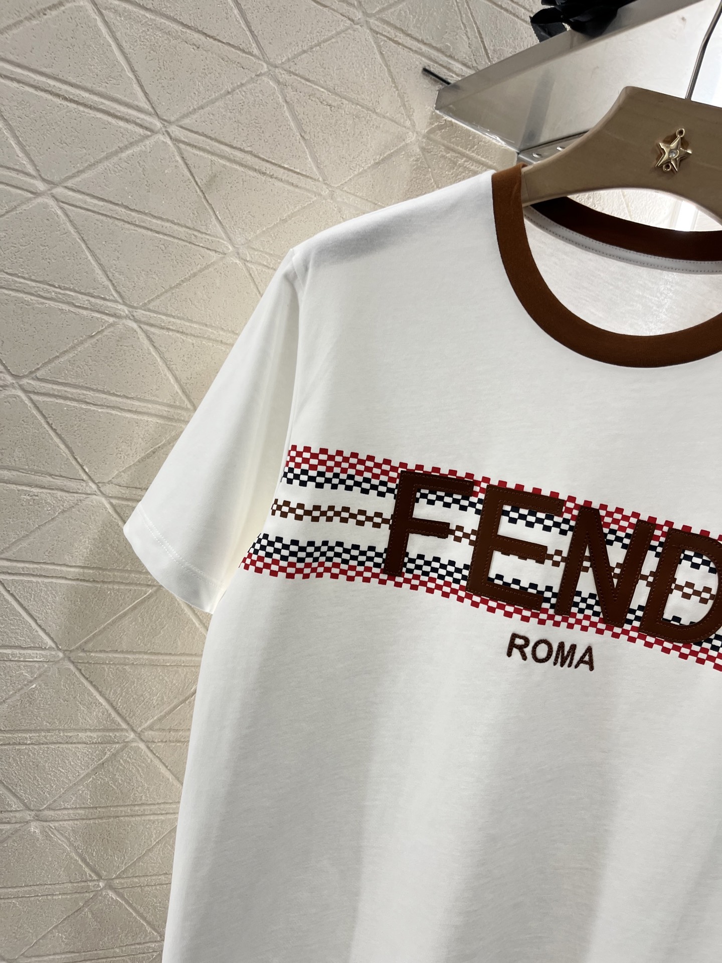 ♥Fend*♥2025新品上架
       皮革印花𝑇𝑒𝑒
定制YB原生全棉材质 透气舒适 质感十足 