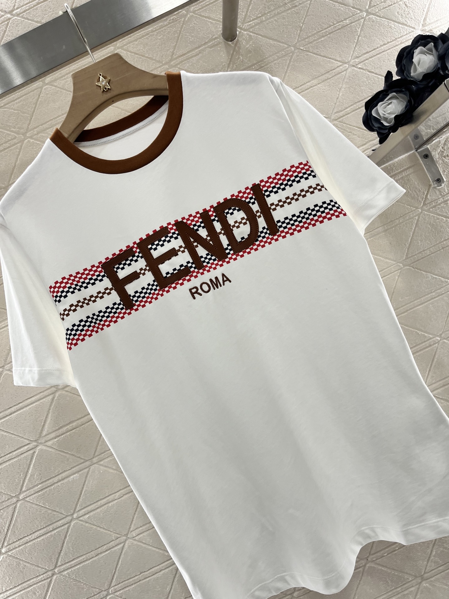 ♥Fend*♥2025新品上架
       皮革印花𝑇𝑒𝑒
定制YB原生全棉材质 透气舒适 质感十足 