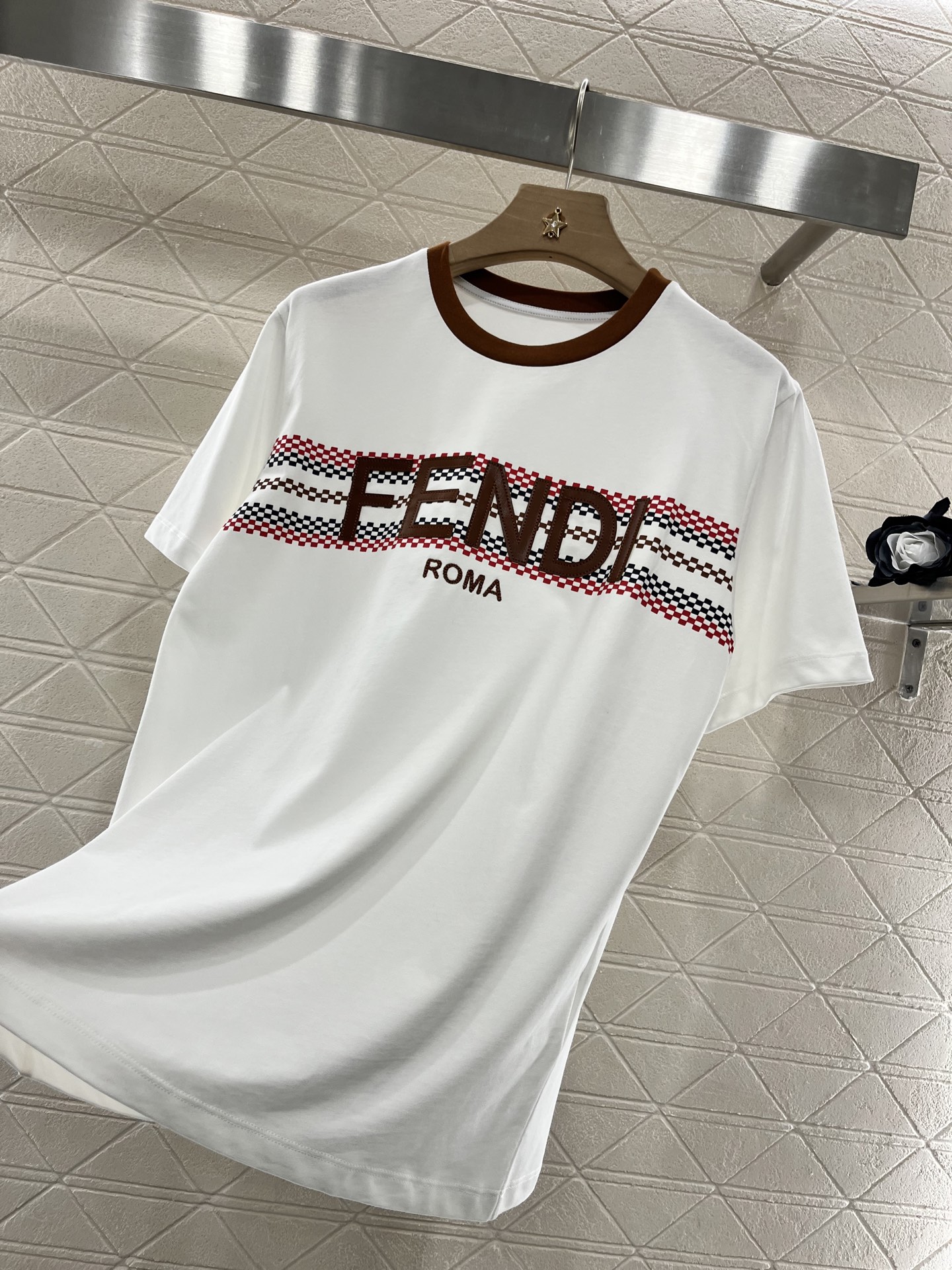 ♥Fend*♥2025新品上架
       皮革印花𝑇𝑒𝑒
定制YB原生全棉材质 透气舒适 质感十足 