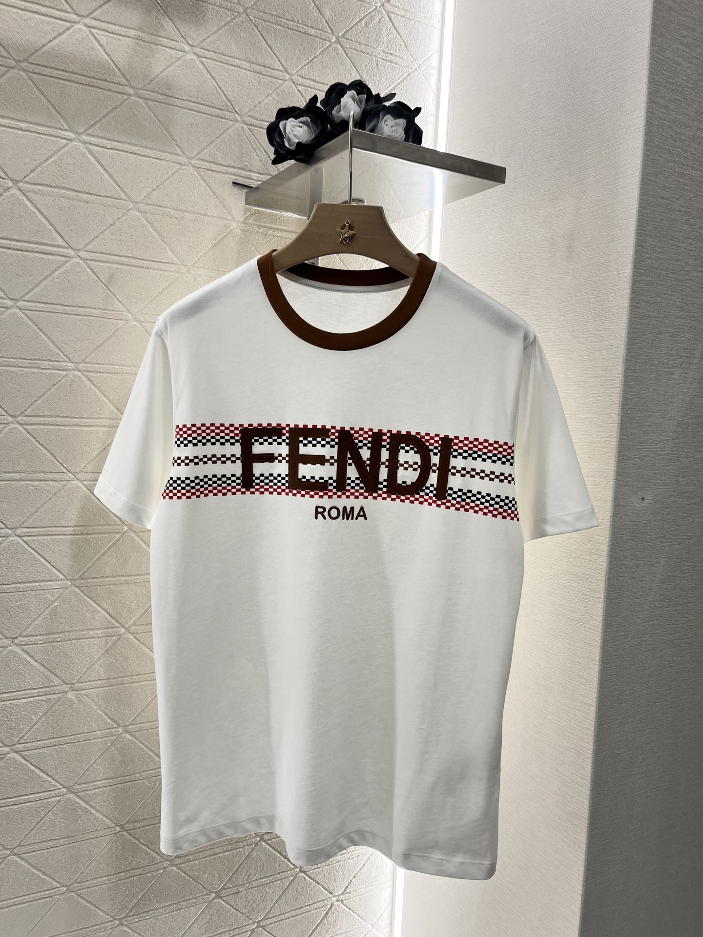 ♥Fend*♥2025新品上架
       皮革印花𝑇𝑒𝑒
定制YB原生全棉材质 透气舒适 质感十足 