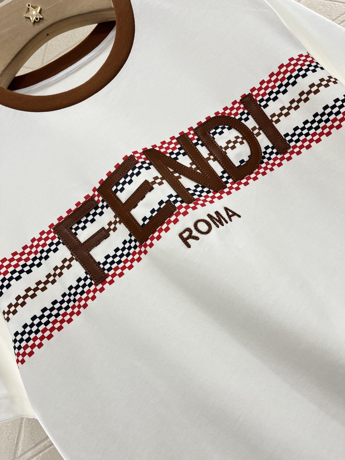 ♥Fend*♥2025新品上架
       皮革印花𝑇𝑒𝑒
定制YB原生全棉材质 透气舒适 质感十足 