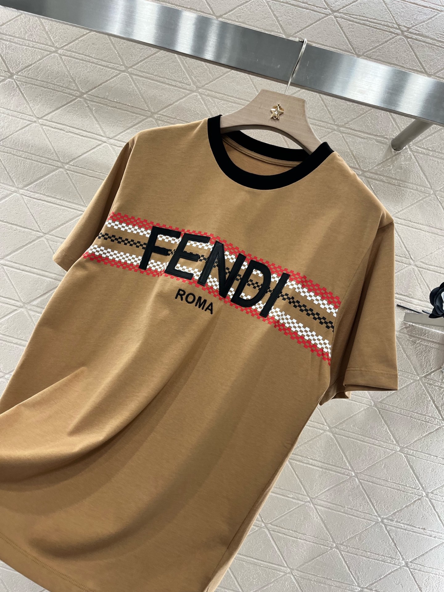 ♥Fend*♥2025新品上架
       皮革印花𝑇𝑒𝑒
定制YB原生全棉材质 透气舒适 质感十足 