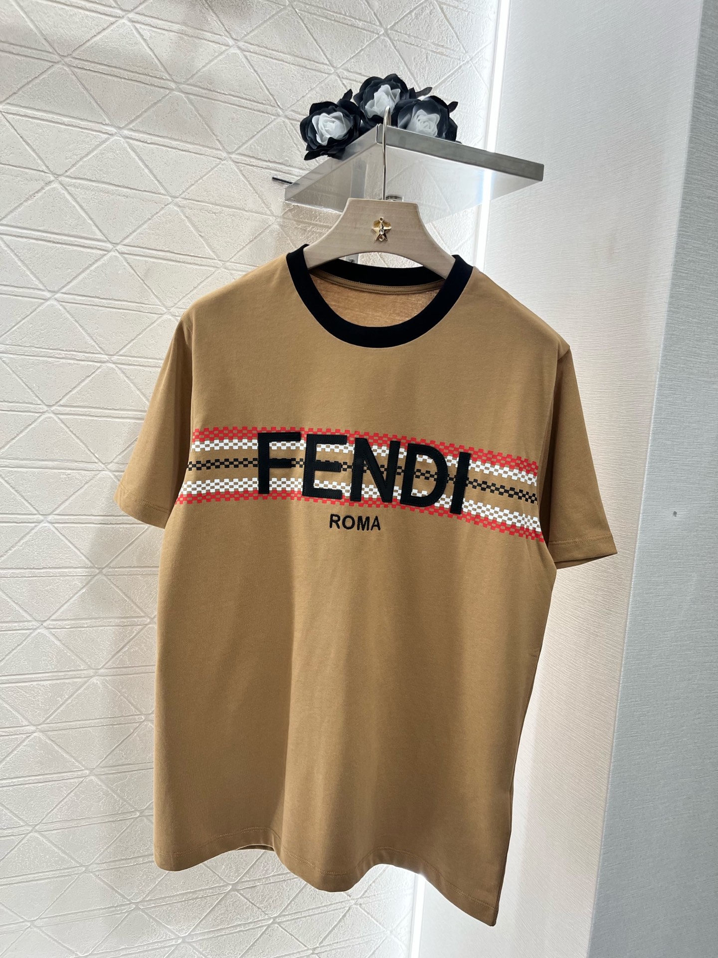 ♥Fend*♥2025新品上架
       皮革印花𝑇𝑒𝑒
定制YB原生全棉材质 透气舒适 质感十足 