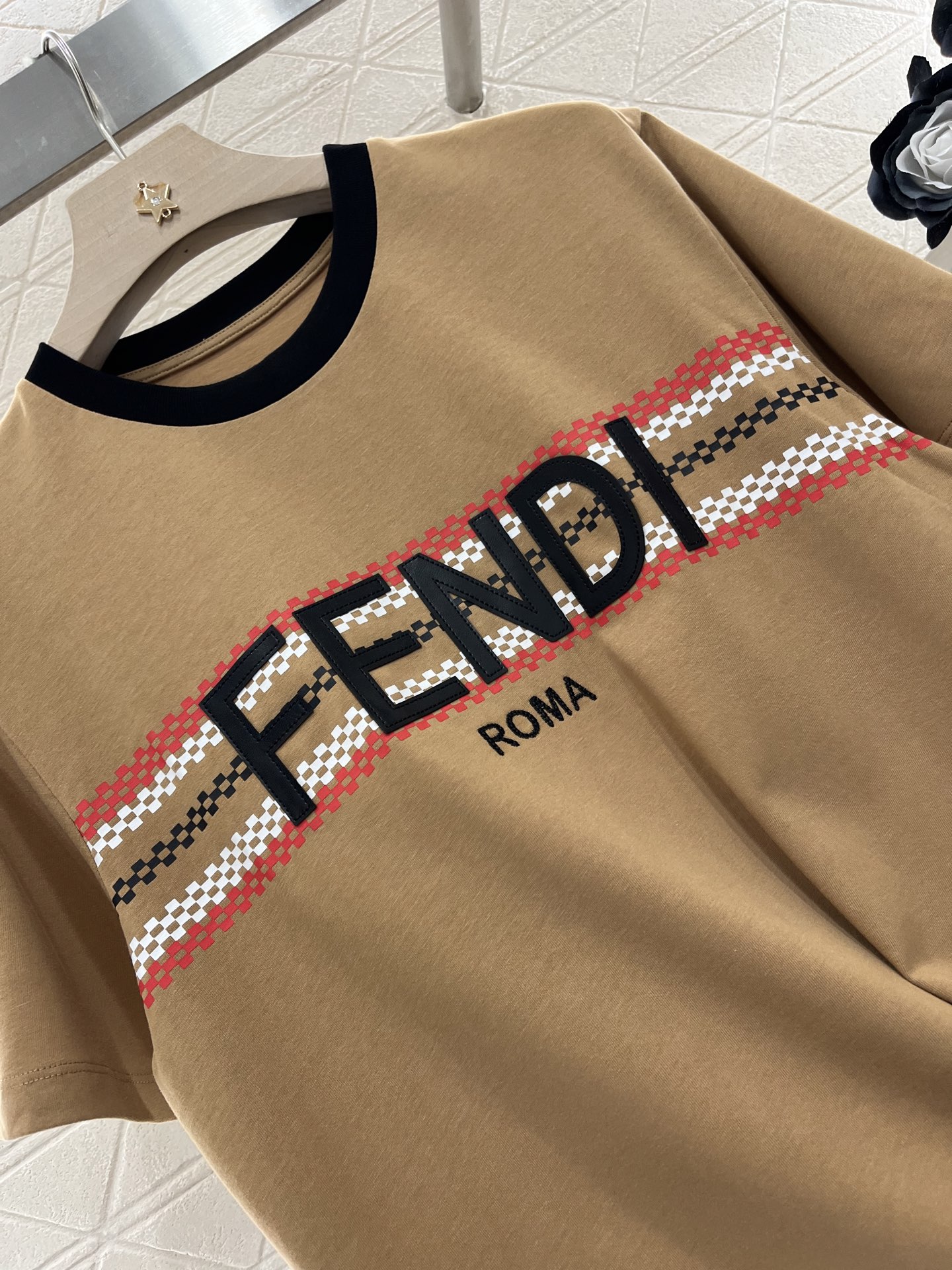 ♥Fend*♥2025新品上架
       皮革印花𝑇𝑒𝑒
定制YB原生全棉材质 透气舒适 质感十足 