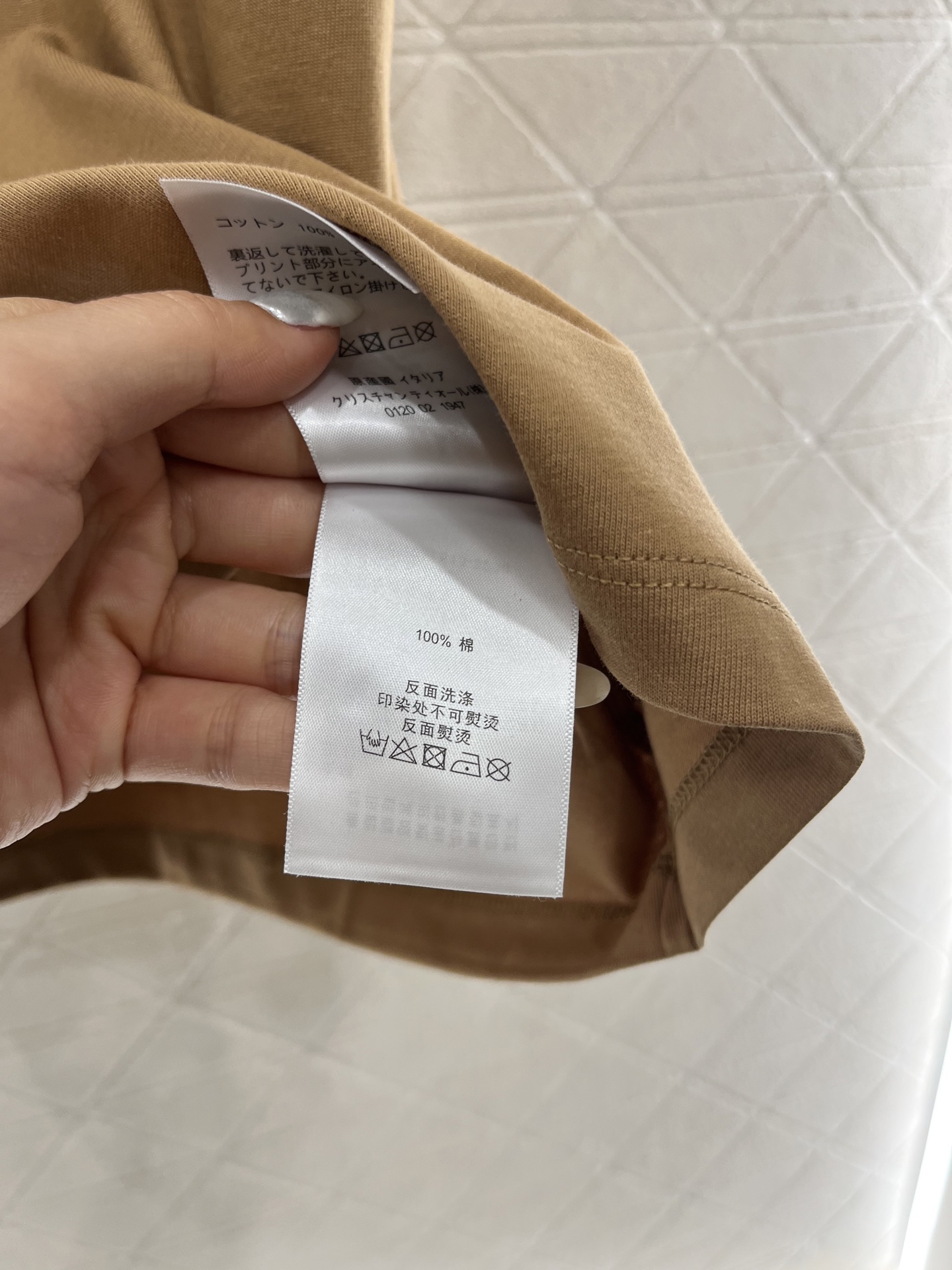 ♥Fend*♥2025新品上架
       皮革印花𝑇𝑒𝑒
定制YB原生全棉材质 透气舒适 质感十足 