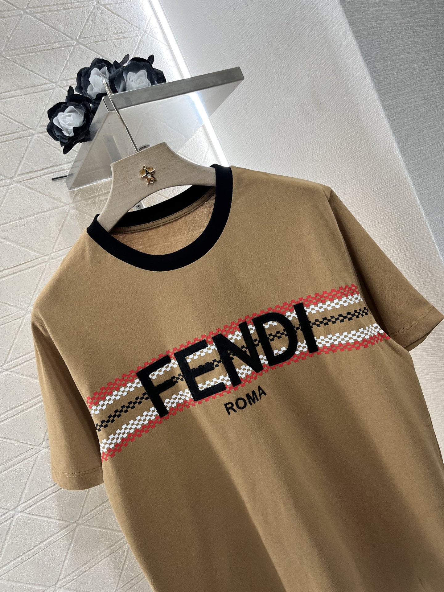 ♥Fend*♥2025新品上架
       皮革印花𝑇𝑒𝑒
定制YB原生全棉材质 透气舒适 质感十足 