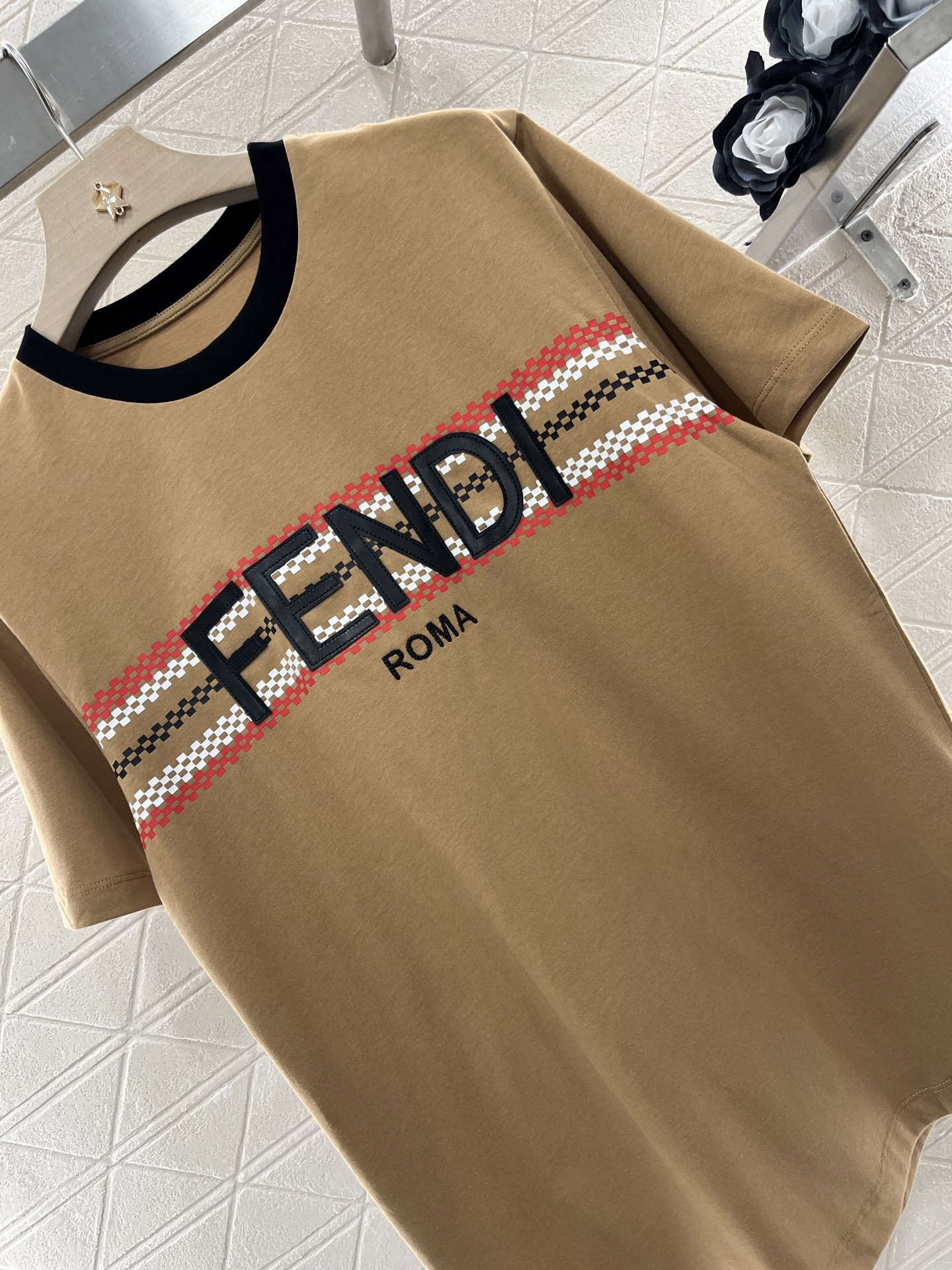 ♥Fend*♥2025新品上架
       皮革印花𝑇𝑒𝑒
定制YB原生全棉材质 透气舒适 质感十足 