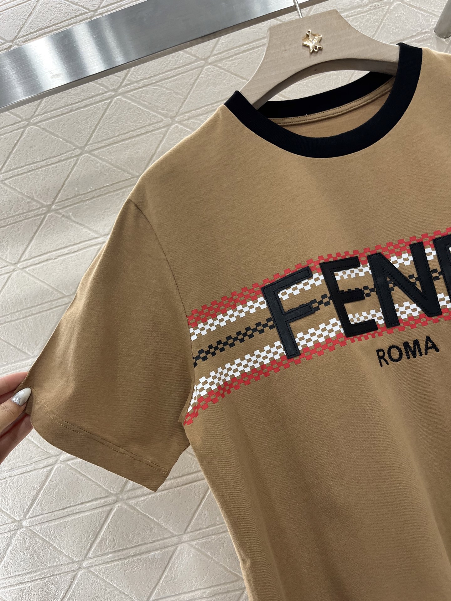 ♥Fend*♥2025新品上架
       皮革印花𝑇𝑒𝑒
定制YB原生全棉材质 透气舒适 质感十足 