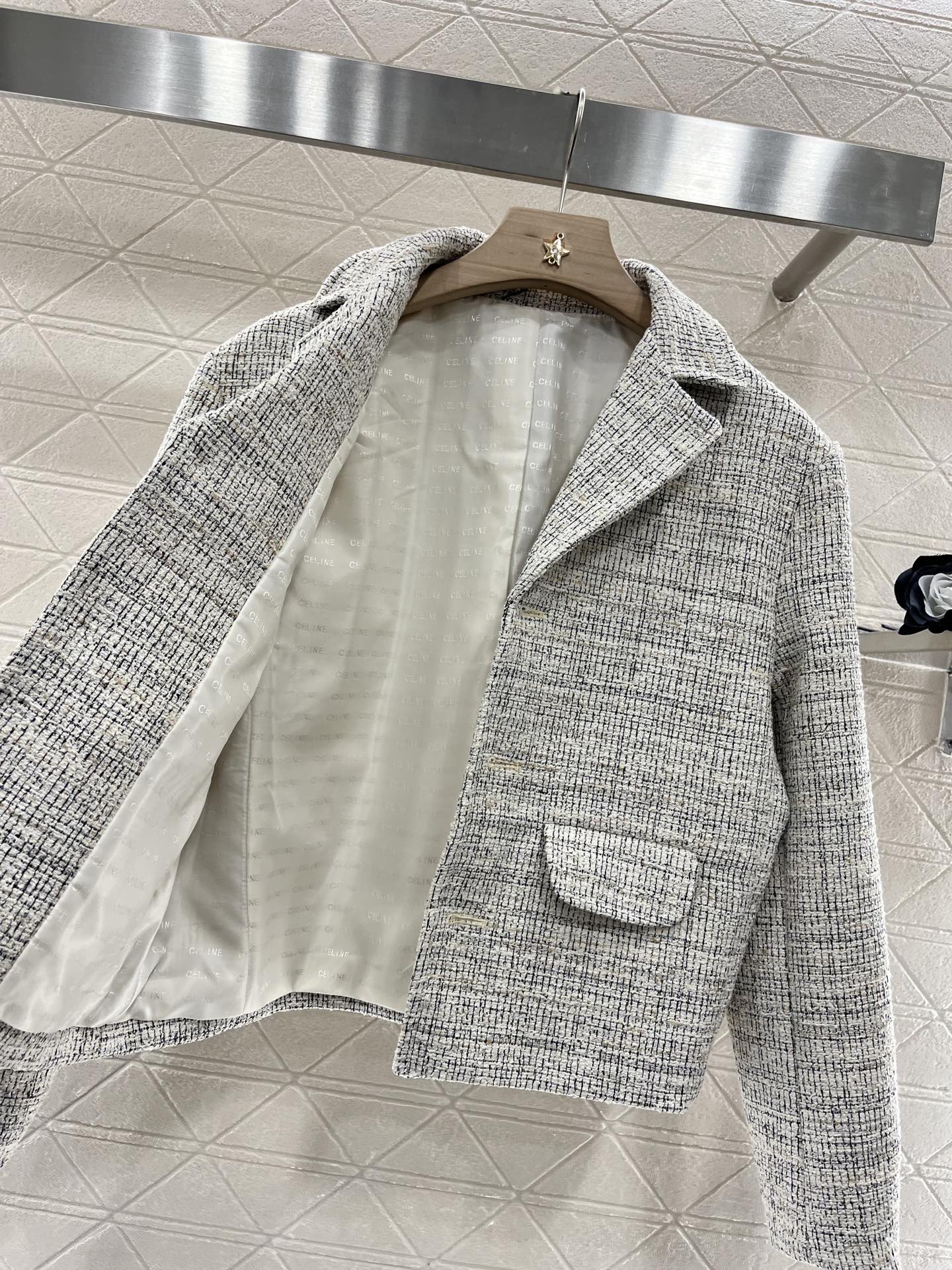 ♥Celin*♥2025新品上架
  粗花呢翻领洋装外套
定制YB进口粗纺毛呢材质 肌理明显 质感上乘 