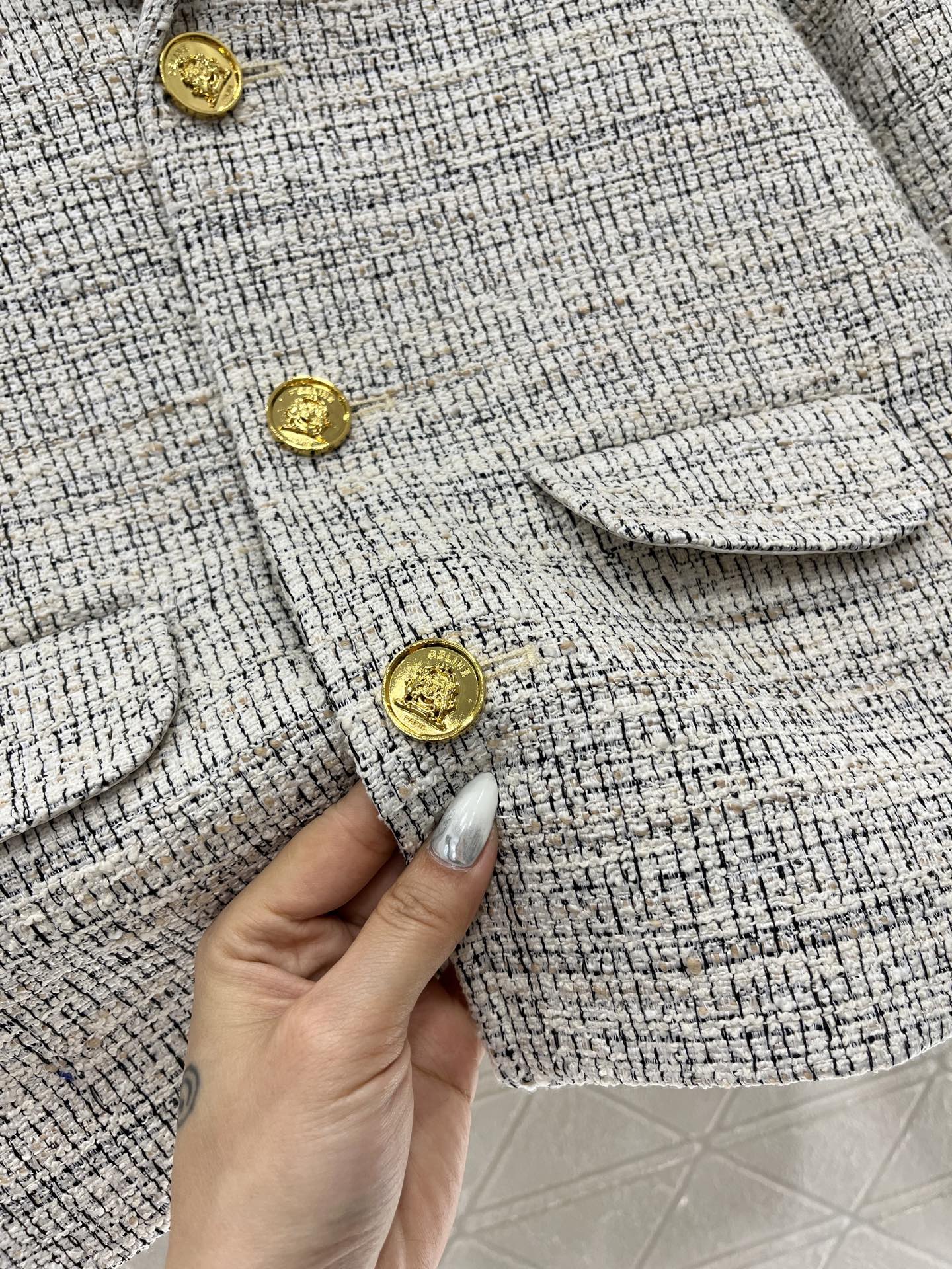 ♥Celin*♥2025新品上架
  粗花呢翻领洋装外套
定制YB进口粗纺毛呢材质 肌理明显 质感上乘 