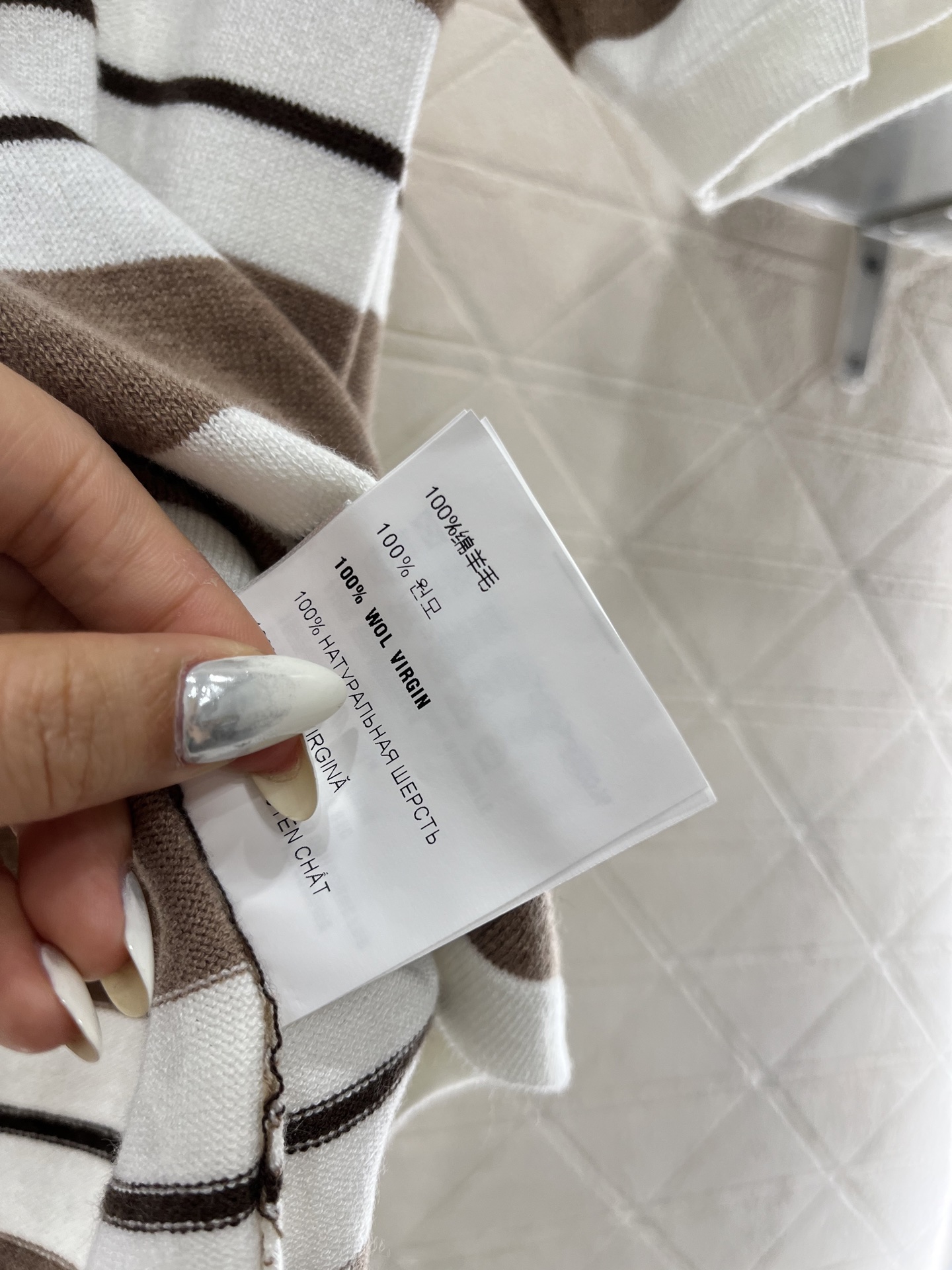 ♥Miumi*♥2025新品上架
     条纹短袖上衣
定制YB羊毛纱线织造 弹力舒适 质感十足 翻领
